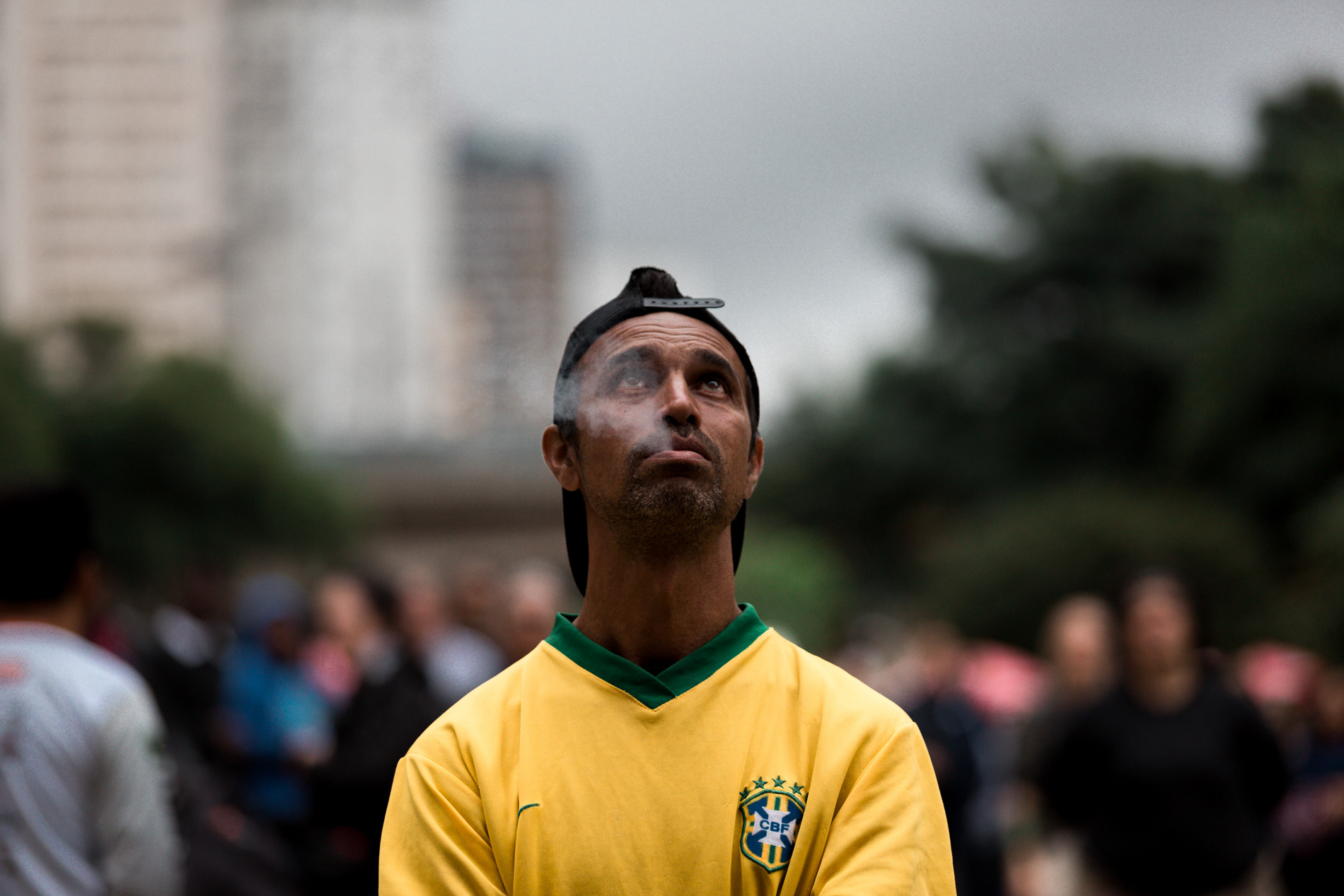 Homem assiste o primeiro jogo da Copa do Mundo de 2018 no centro de São Paulo