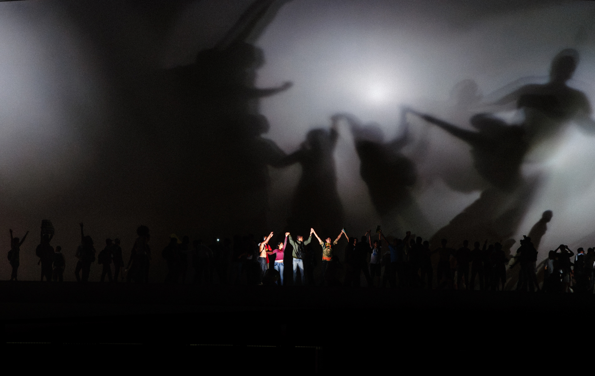 Manifestantes vibram após subirem no telhado do Congresso Nacional, em Brasília, durante protesto em junho de 2013