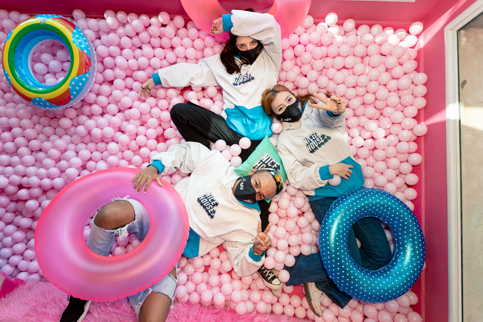 Influenciadores posam para foto na Nice House, casa de tiktokers em São Paulo, em Setembro de 2021