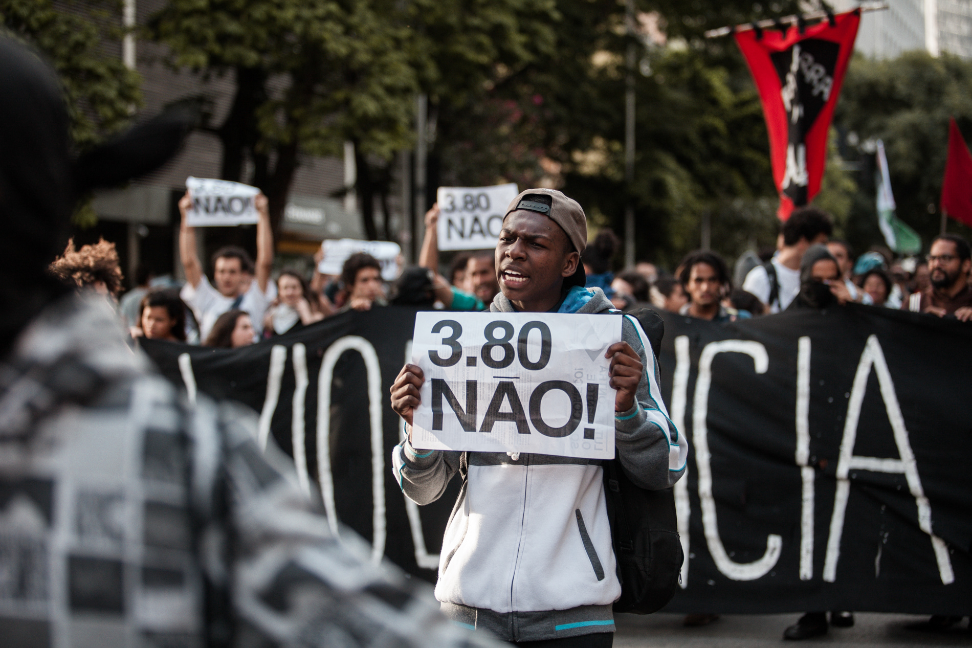 Manifestante exibe cartaz durante maifestação contra o aumento da tarifa do transporte público na Av. da Consolação, em São Paulo