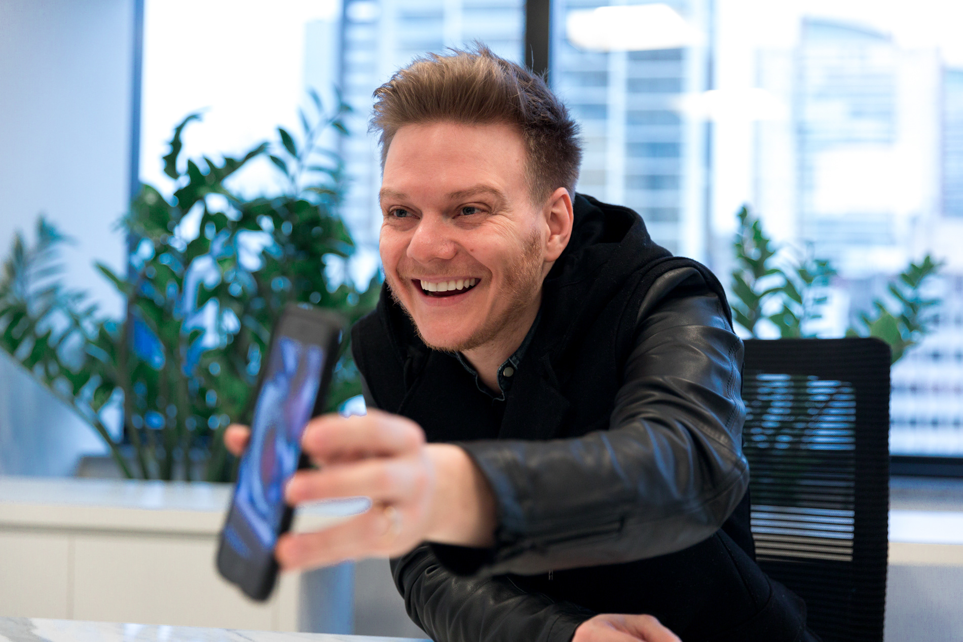 O cantor Michel Teló mostra fotos dos filhos no celular durante entrevista em São Paulo em setembro de 2017