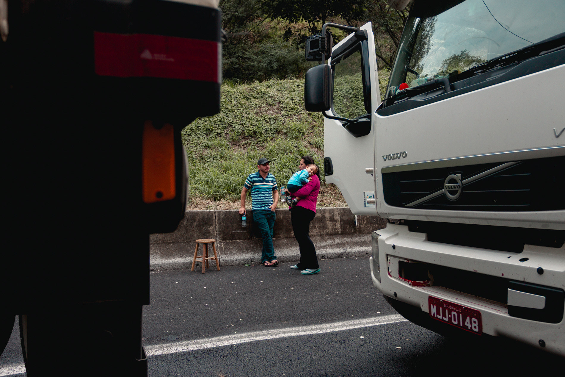 Família de caminhoneiros é vista no acostamento do Rodoanel, em São Paulo, bloqueada durante greve da categoria em Maio de 2018
