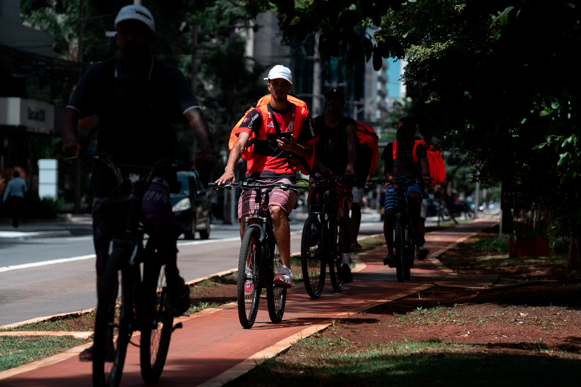 Entregadores de comida por aplicativo são vistos em ciclovia da Avenida Berrini, na zona sul de São Paulo, durante a pandemia de Covid-19 em março de 2021