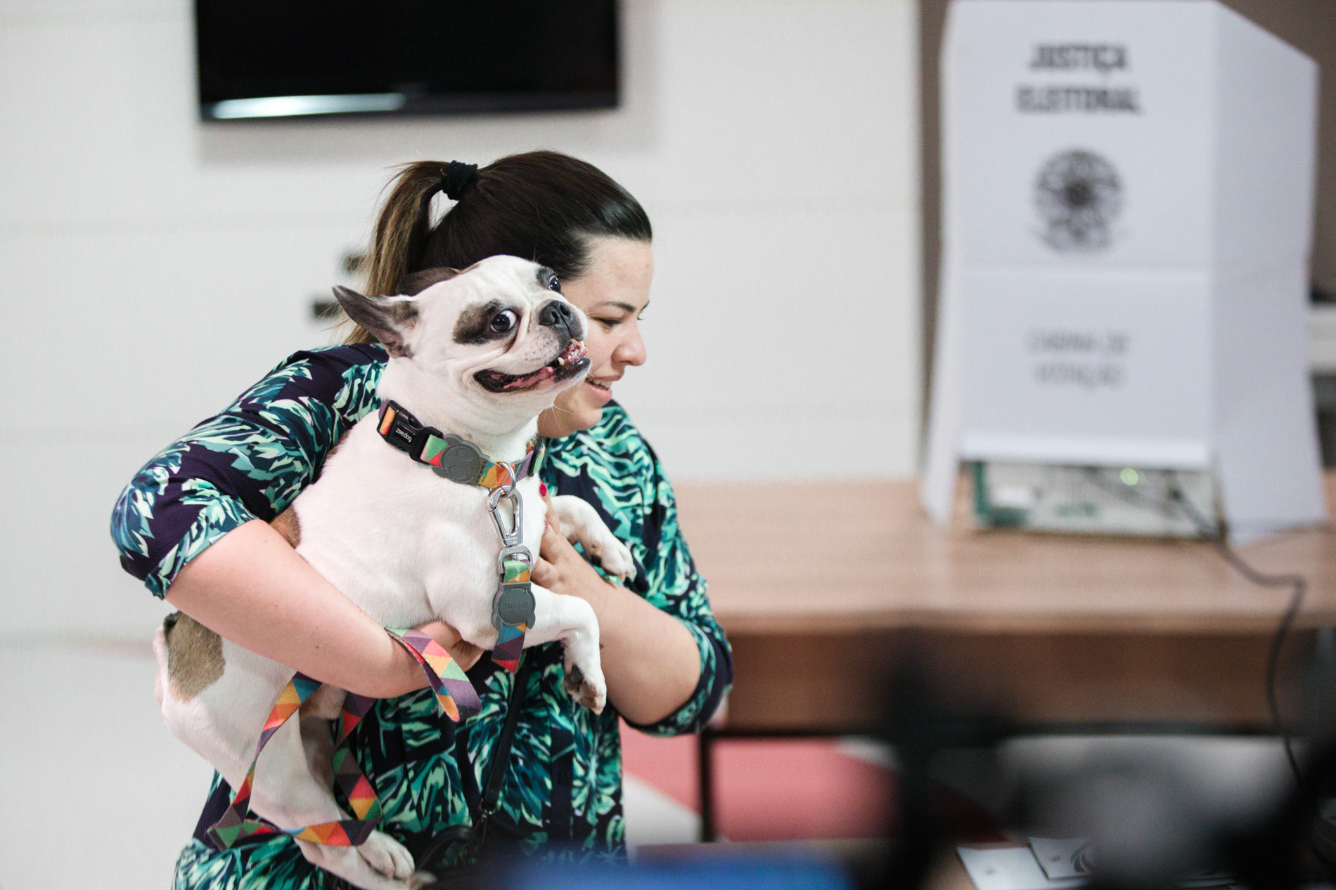 Eleitora leva o cachorro para votação presidencial em São Paulo, em outubro de 2018