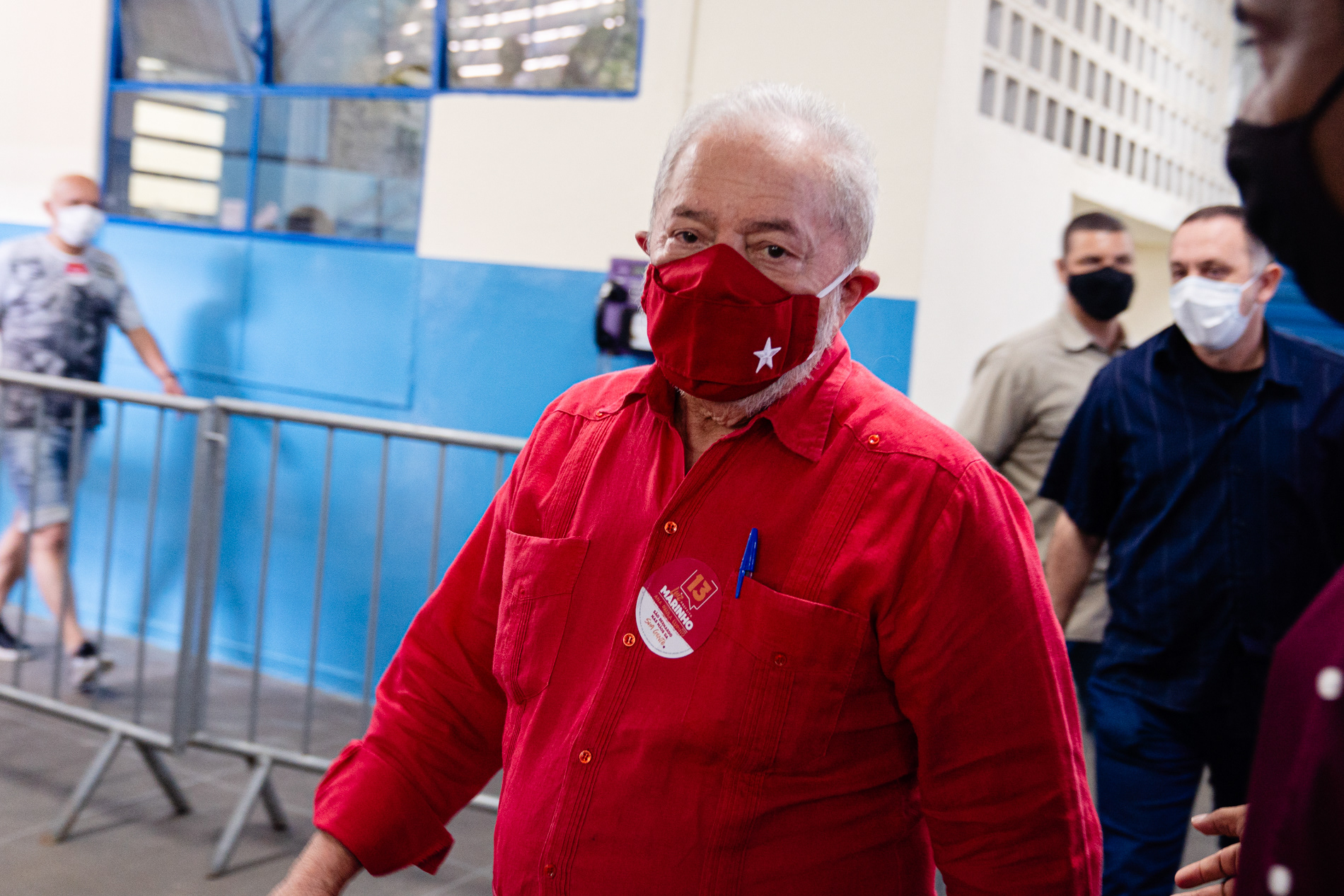 O então ex-presidente Lula chega para votação nas eleições municipais em São Bernardo do Campo (SP), em outubro de 2020