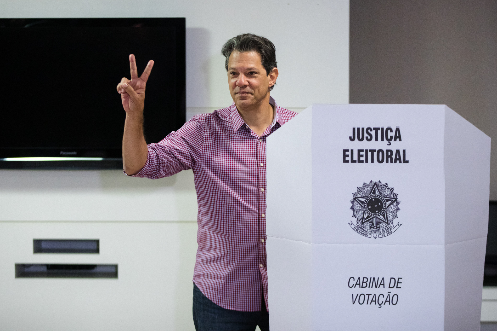 O candidato Fernando Haddad (PT) vota nas eleições presidenciais de 2018 em escola na zona sul de São Paulo