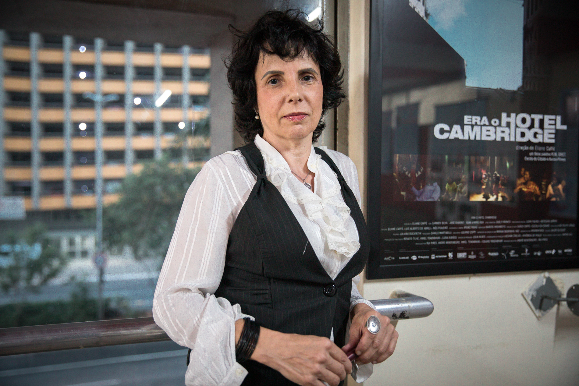 Eliane Caffé, diretora do filme Era o Hotel Cambridge, posa para foto na ocupação do hotel, em São Paulo, em abril de 2017 