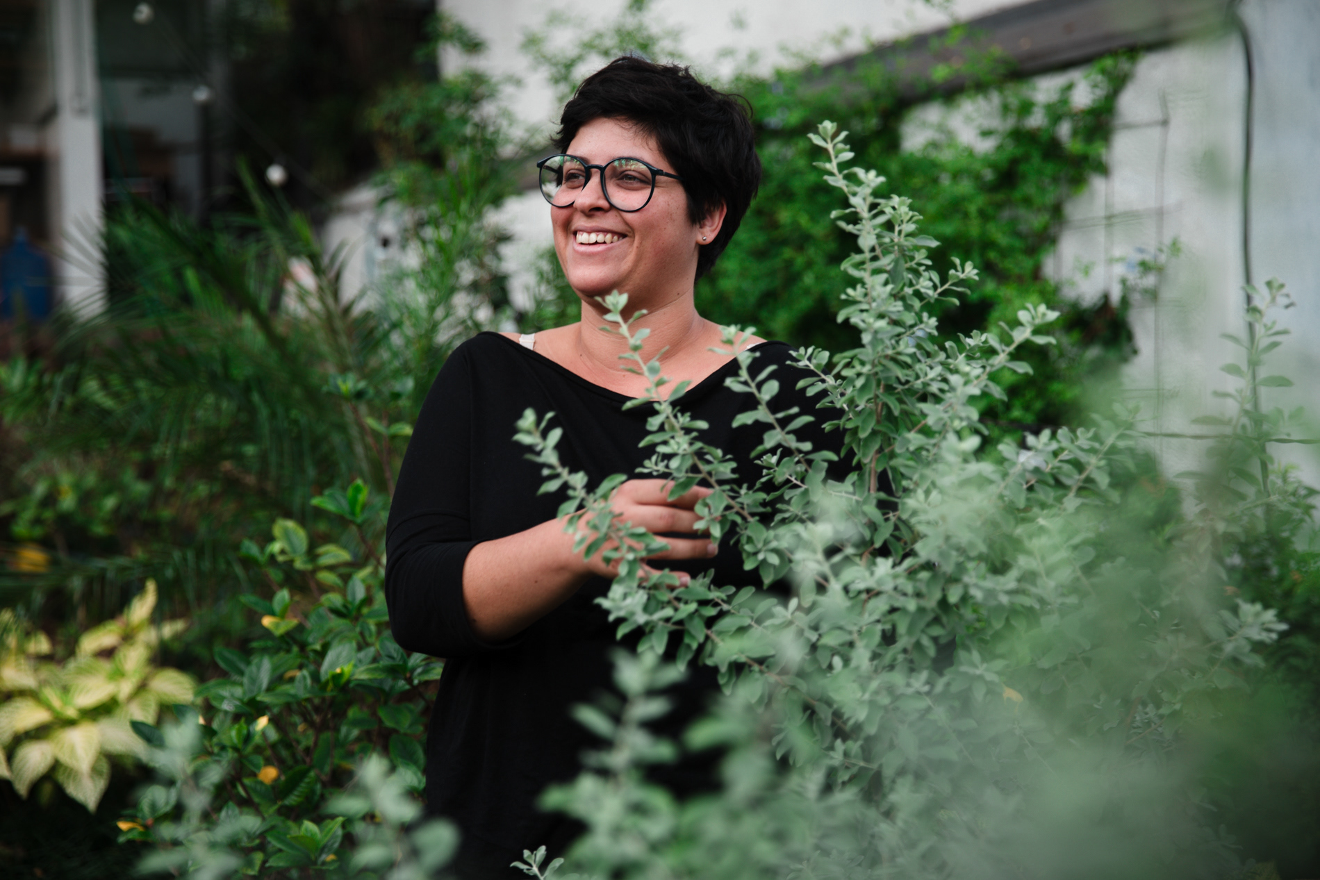 A ilustradora Thaiz Leão posa para fotos após entrevista sobre maternidade real, em São Paulo. Ela é a autora do projeto de tirinhas "Mãe Solo"