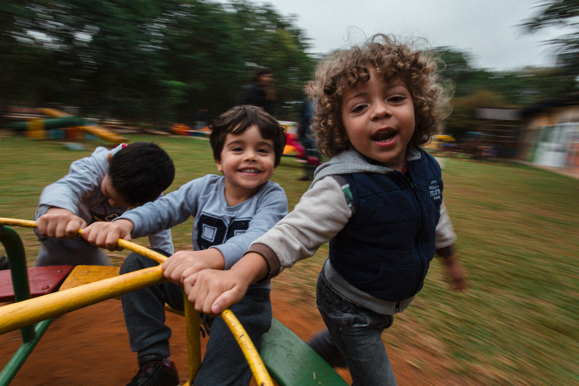Alunos de creche municipal em Indianópolis, São Paulo, brincam no gira-gira em outubro de 2018