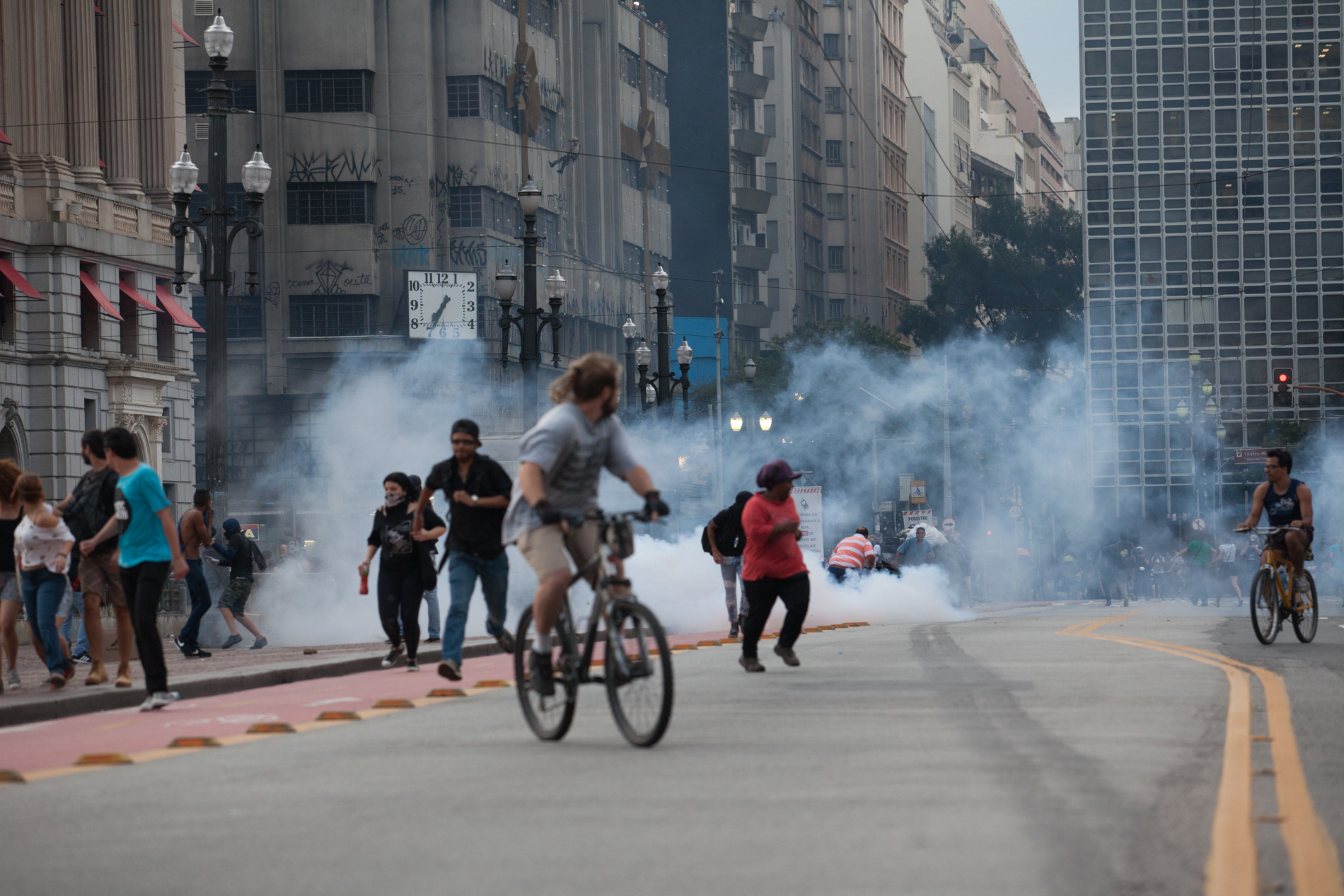 Pessoas correm após polícia disparar bombas de gás lacrimogênio no centro de São Paulo durante protesto contra o aumento da passagem do transporte público em janeiro de 2016
