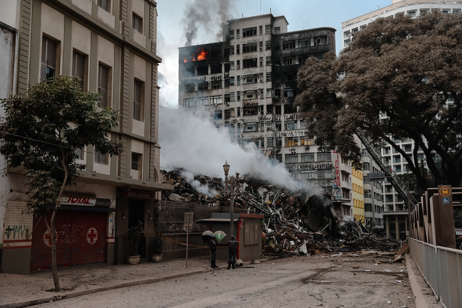 Bombeiros tentam conter fogo em prédio após queda do edifício Wilton Paes de Almeida que desabou após incêndio no Largo do Paissandu, no centro de São Paulo. Maio/2018