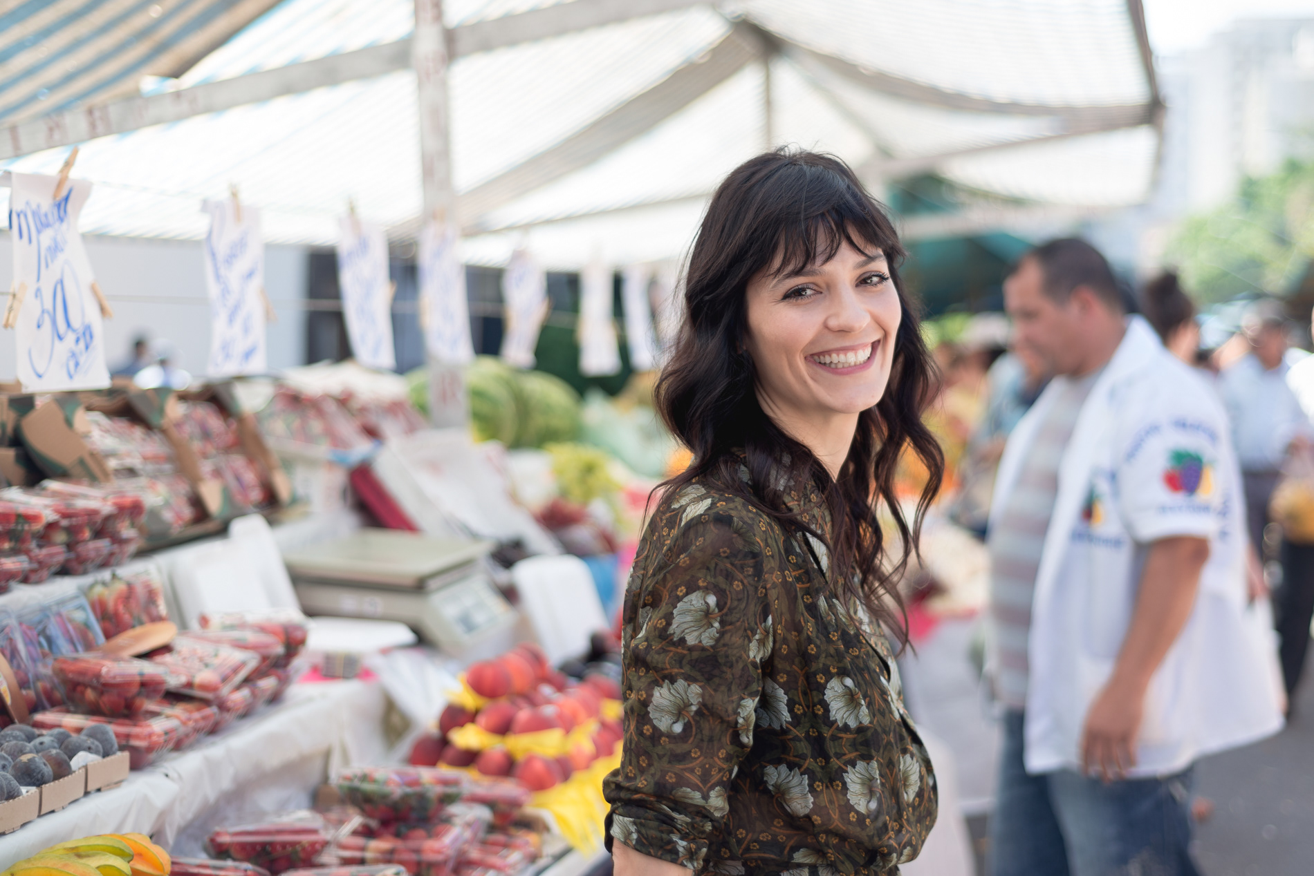 A maquiadora Vanessa Rozan posa para foto em feira livre na região central de São Paulo em setembro de 2014
