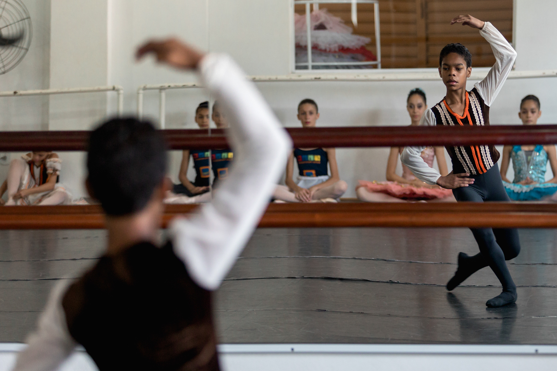 David dança durante aulas do projeto Ballet Paraisópolis, em São Paulo, em março de 2017