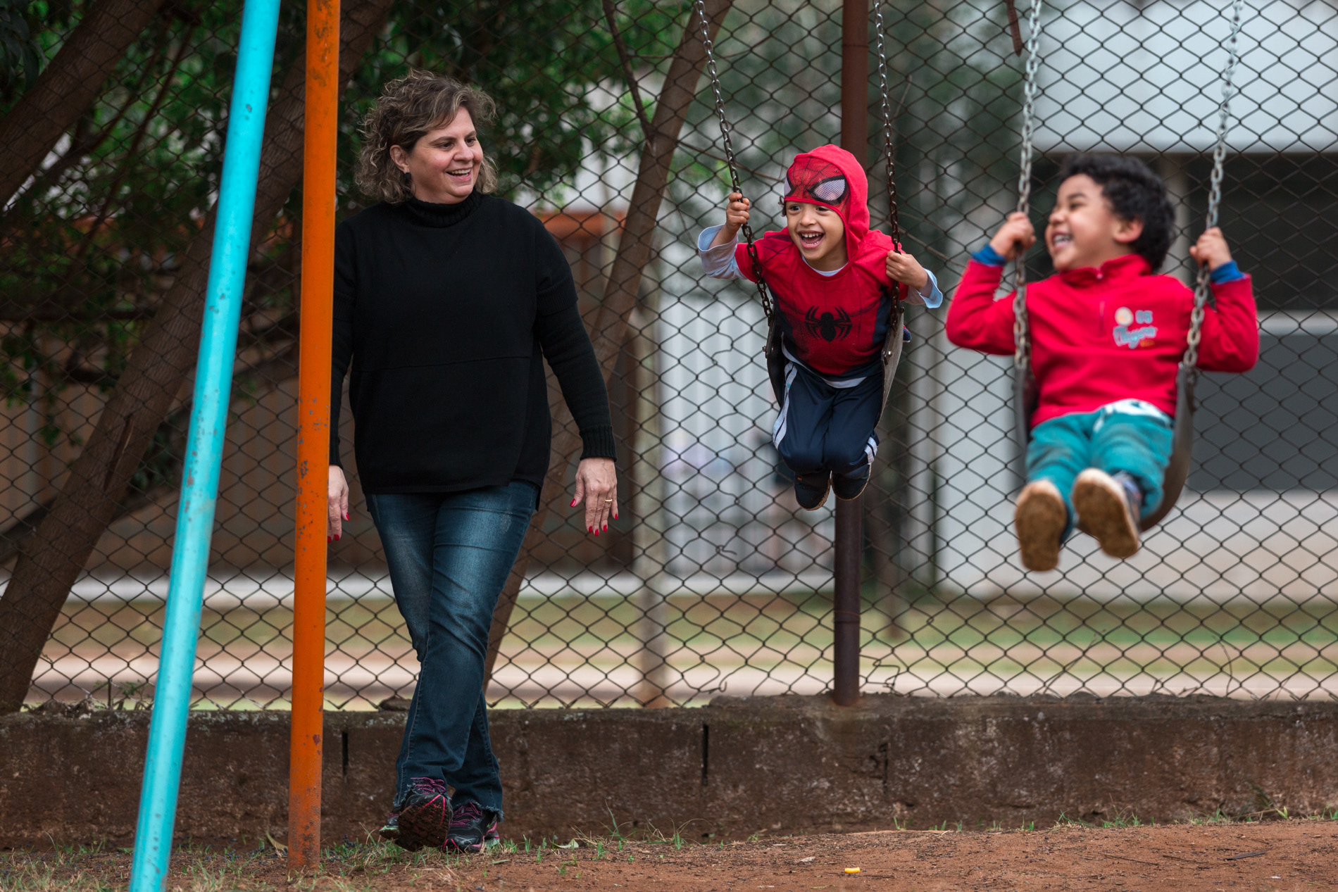 A professora Adriana Sanches brinca com alunos de creche municipal de São Paulo em outubro de 2018