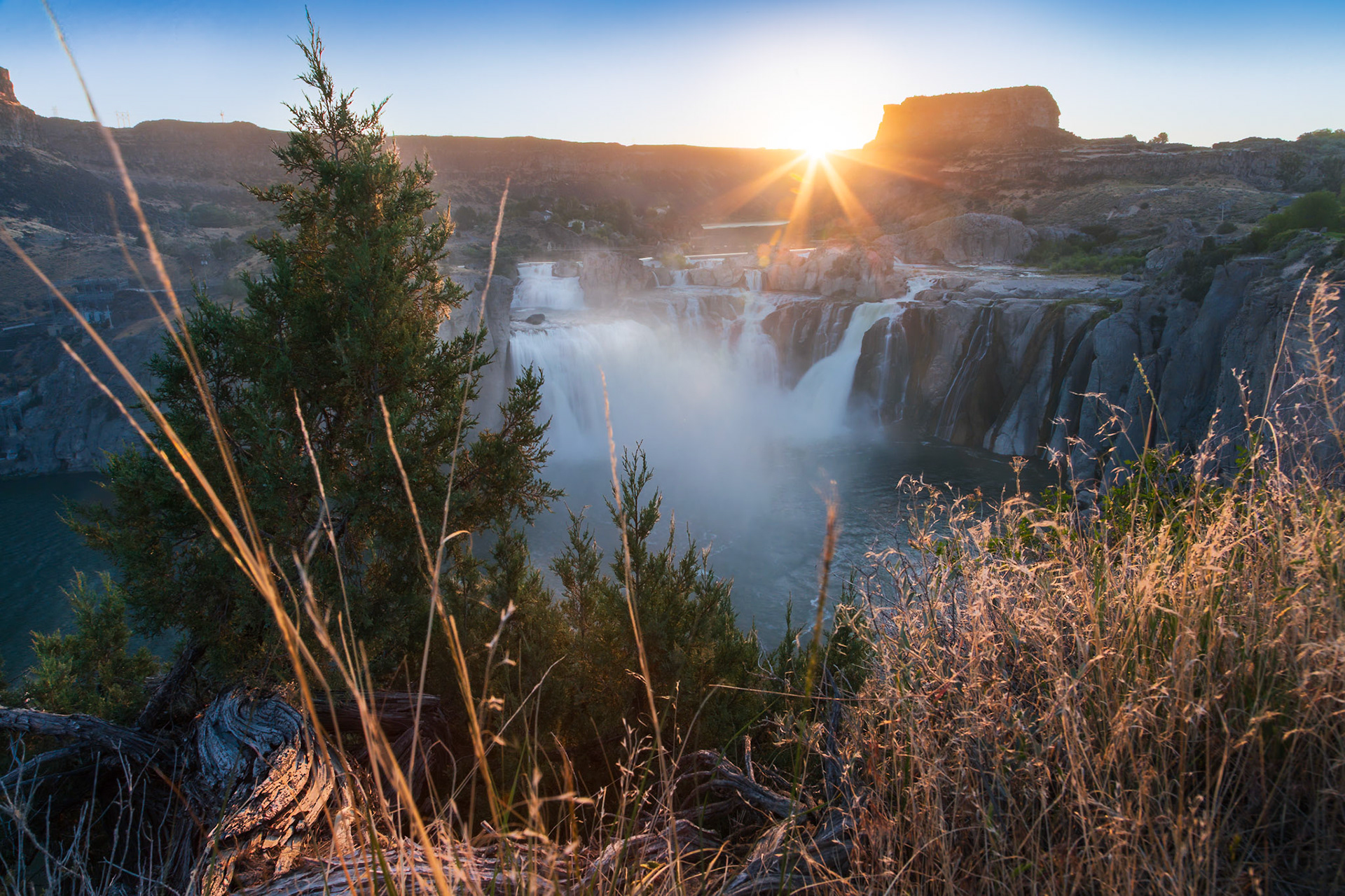 Morning mists at Shoshone Falls