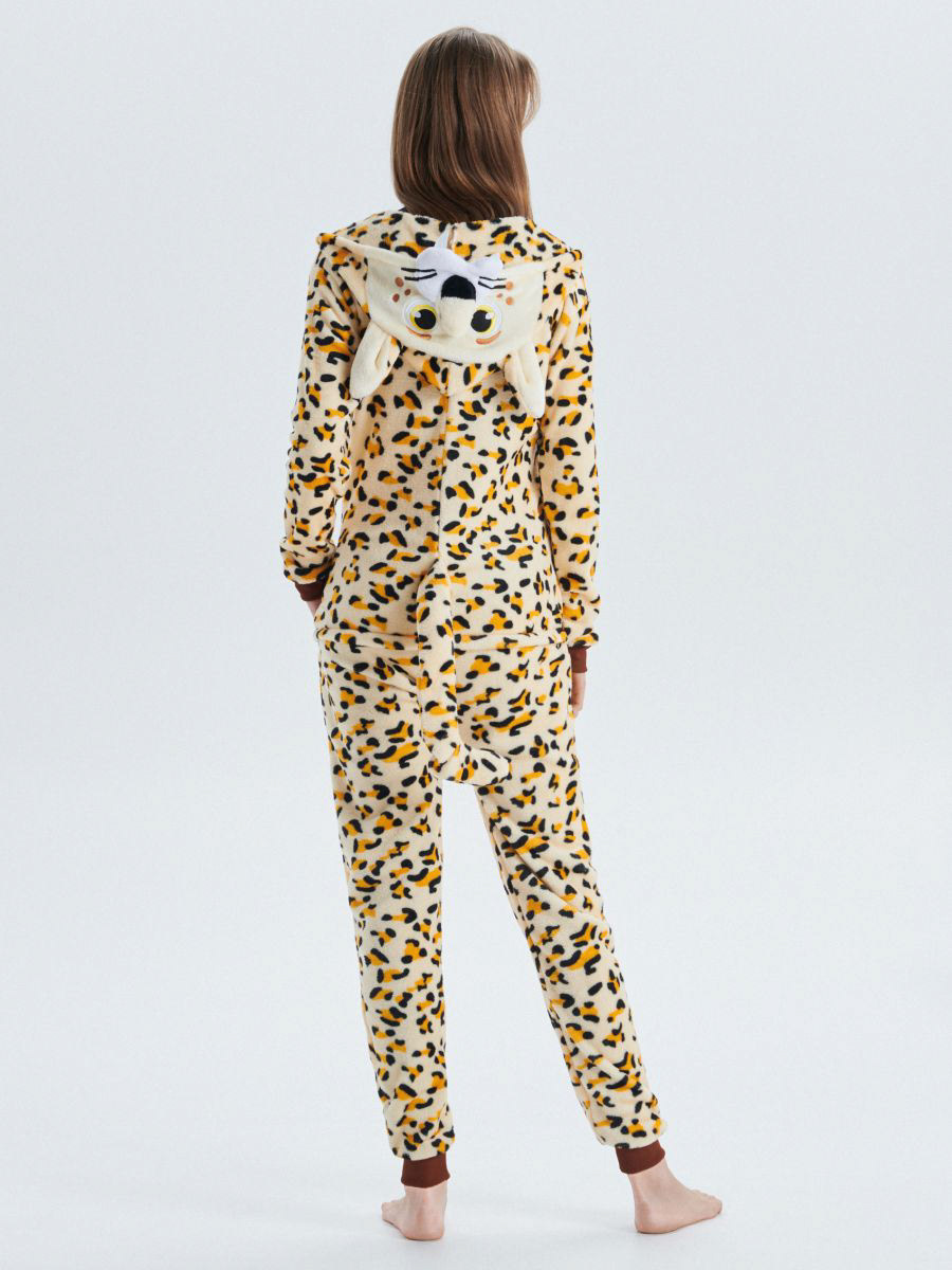 Projekt graficzny: Antonina Car, własność zdjęć CROPP