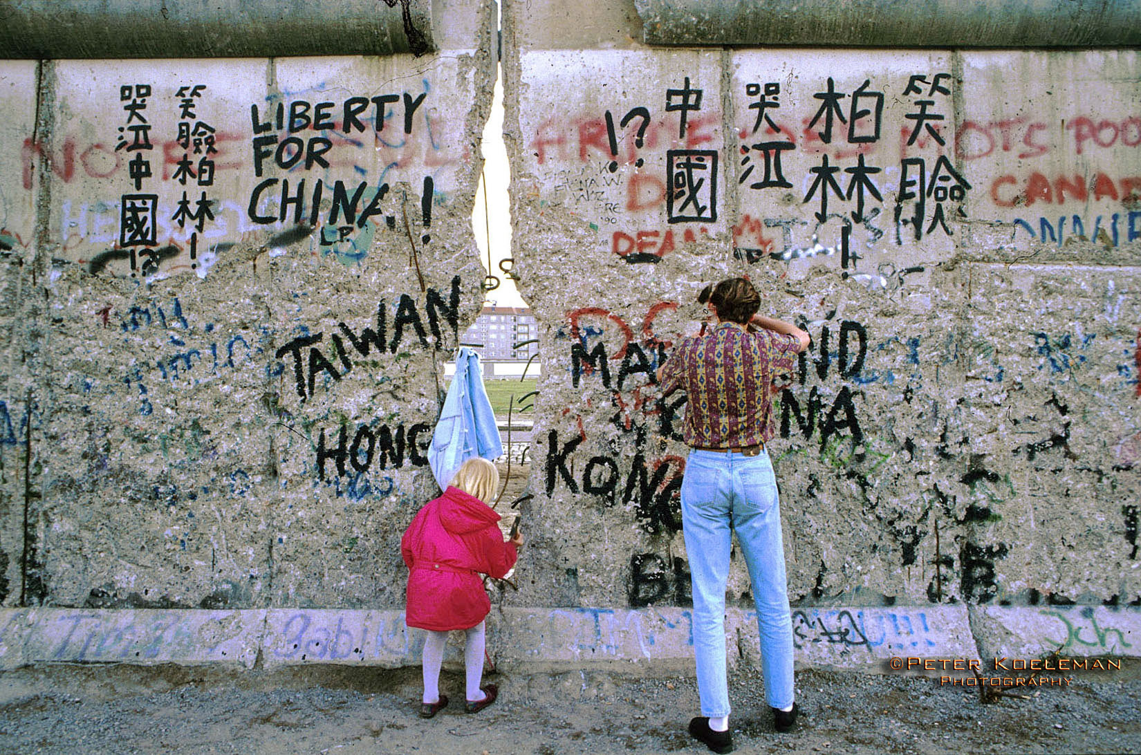 Chipping Away at the Wall - Berlin 1990