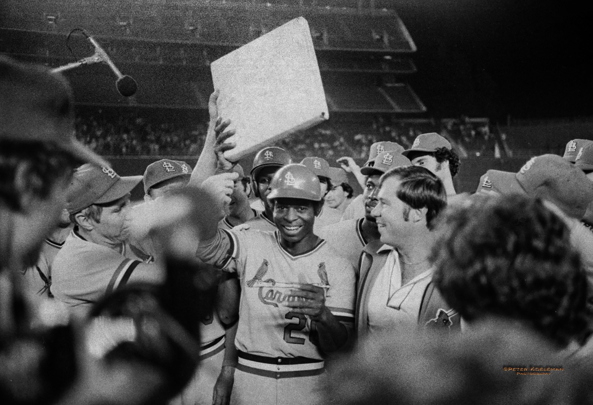 Lou Brock breaks Ty Cobb’s base stealing record 1977