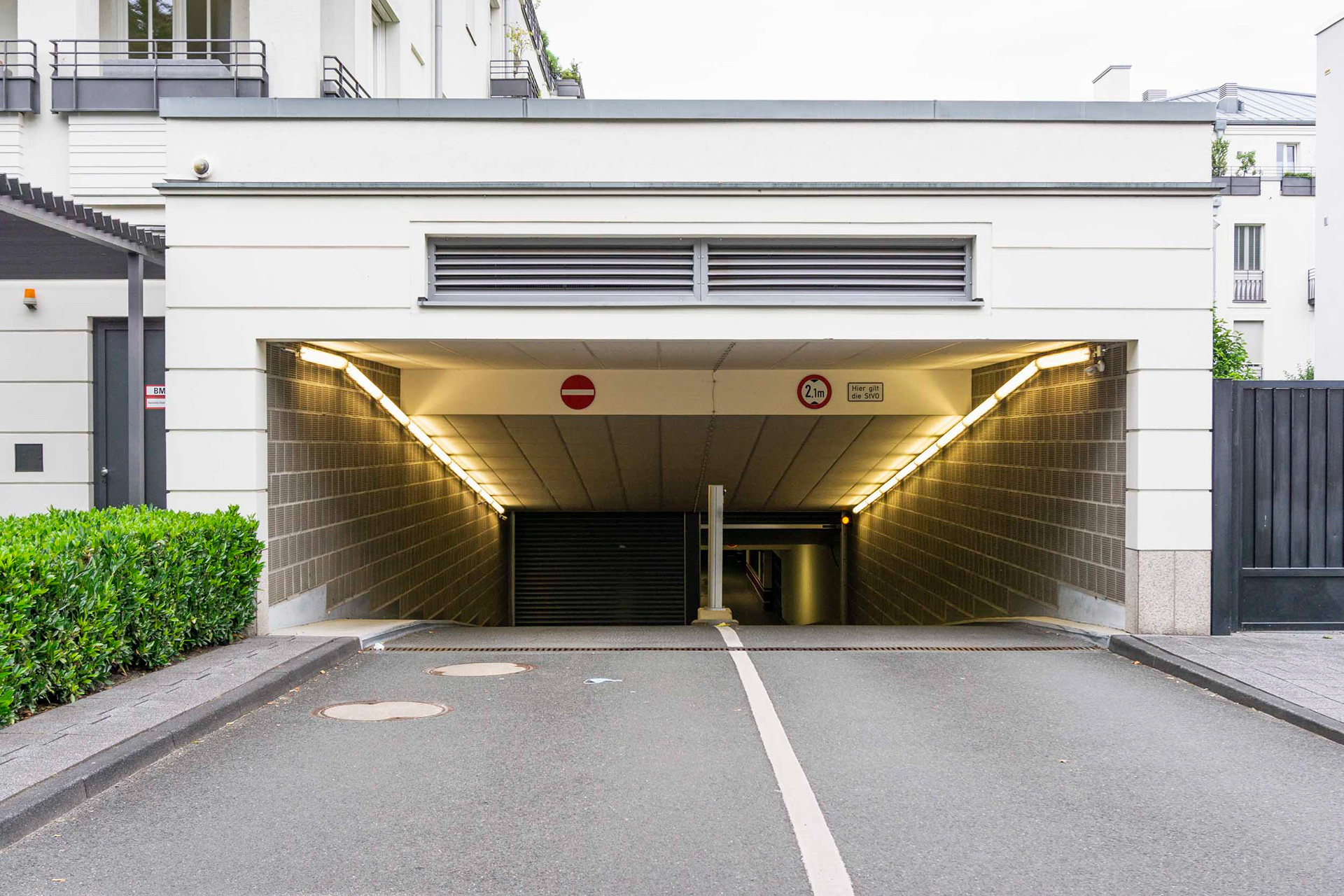 Tiefgarage einer abgesperrten Wohnanlge