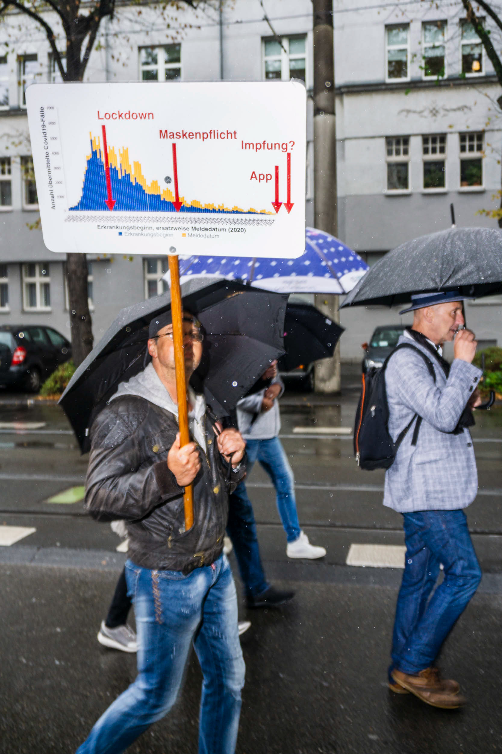 Demonstrant mit Infografik in Köln