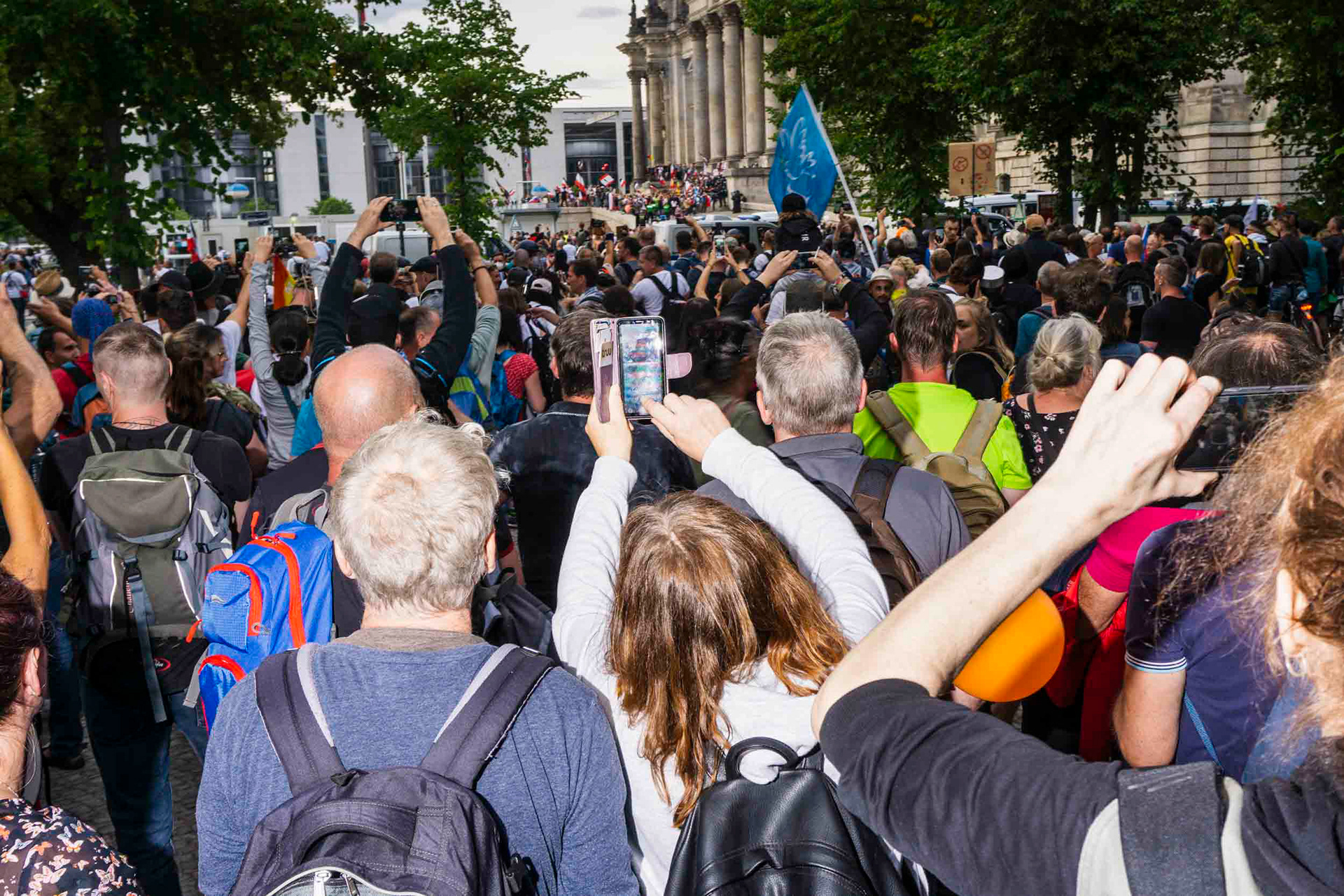 Demonstrierende fotografieren und filmen den "Sturm" auf die Treppen vor dem Reichstag, Berlin