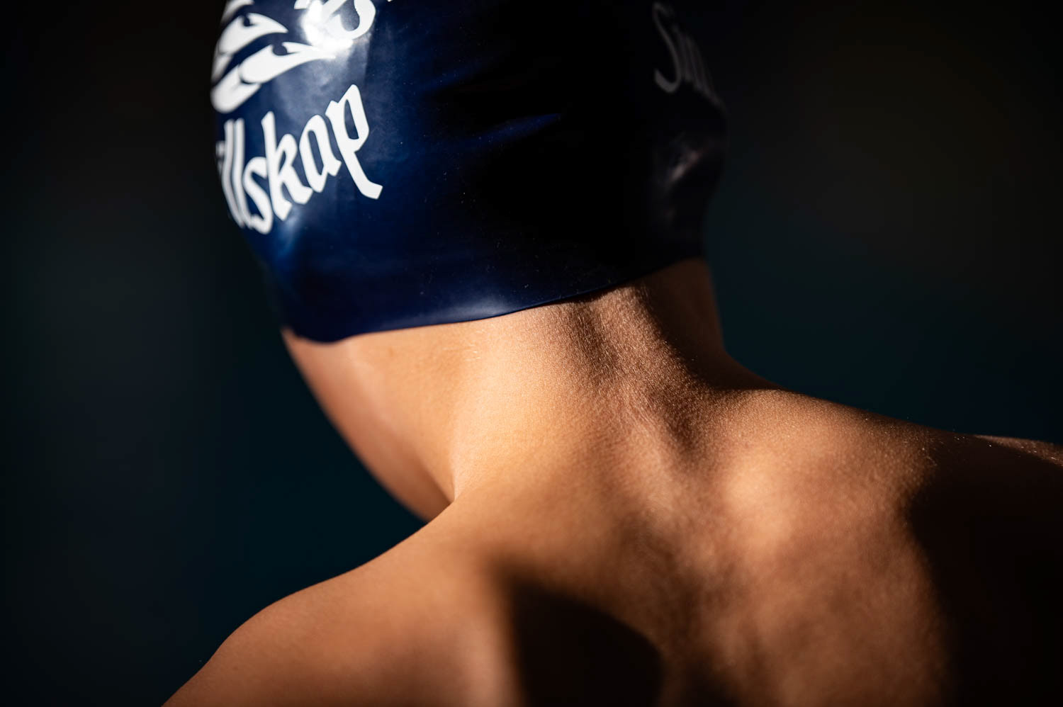 Fokuserad tystnad innan start. 100m Ryggsim - Herrar ABC Heat, Pass 3 – Söndag förmiddag, SPIF Autumn Meet 2025