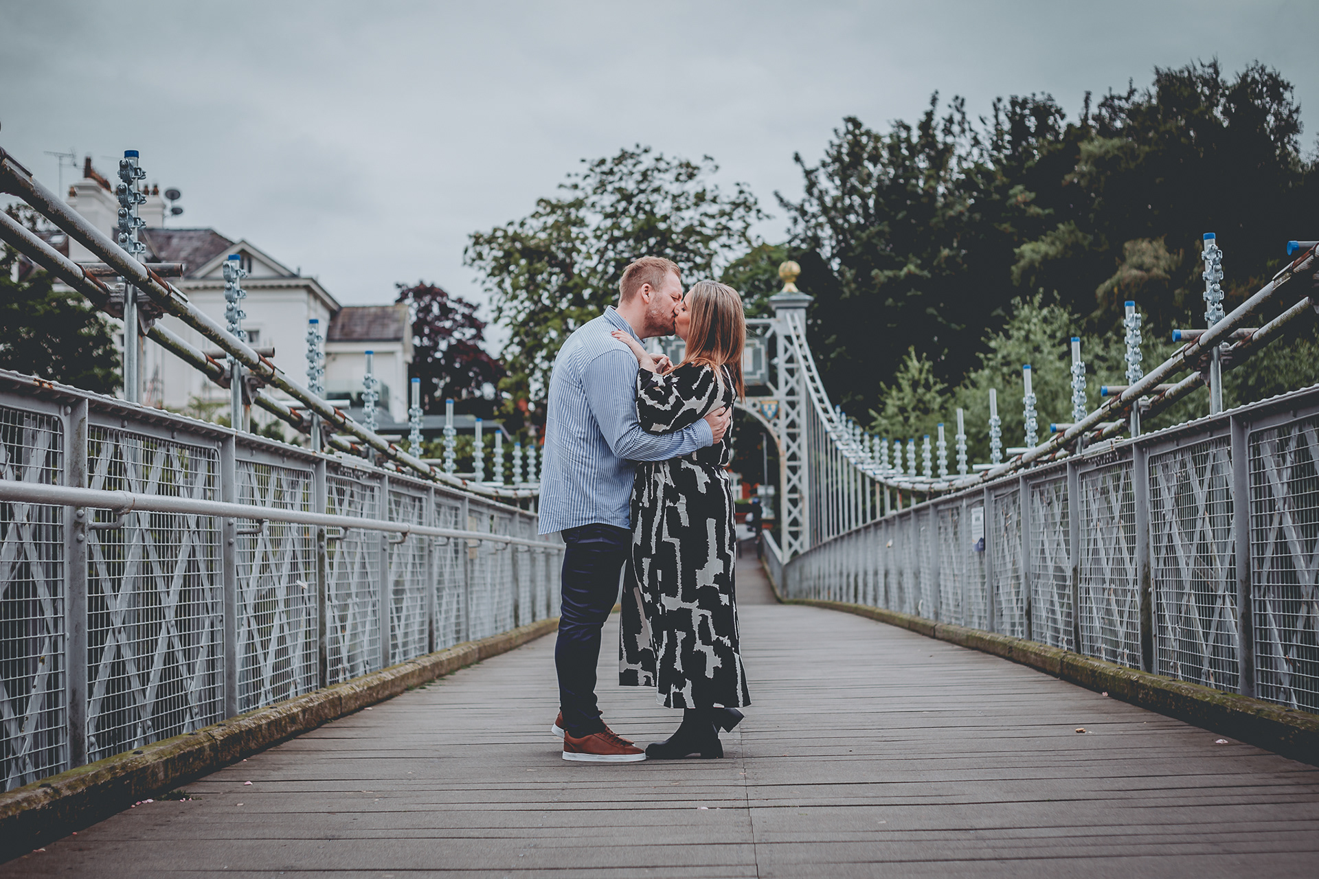 Pre-wedding / engagement / couplesshoot Chester by the river on Queens Park Bridge