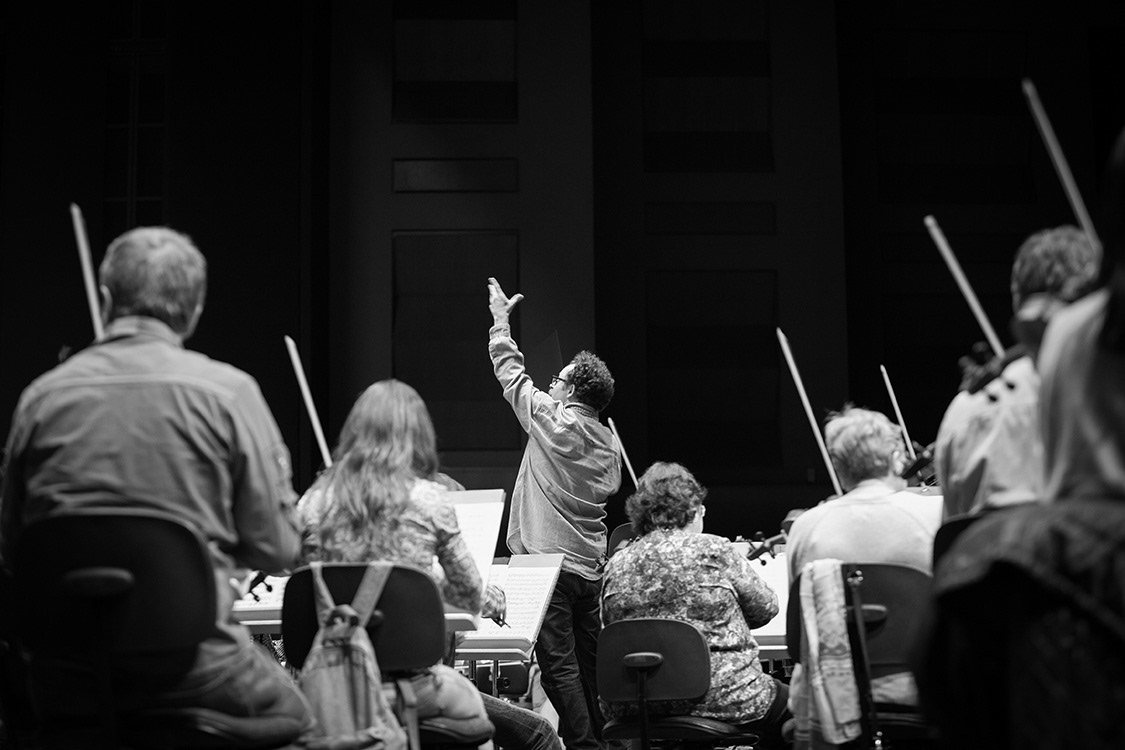John Axelrod conducting Real Orquesta Sinfónica de Sevilla