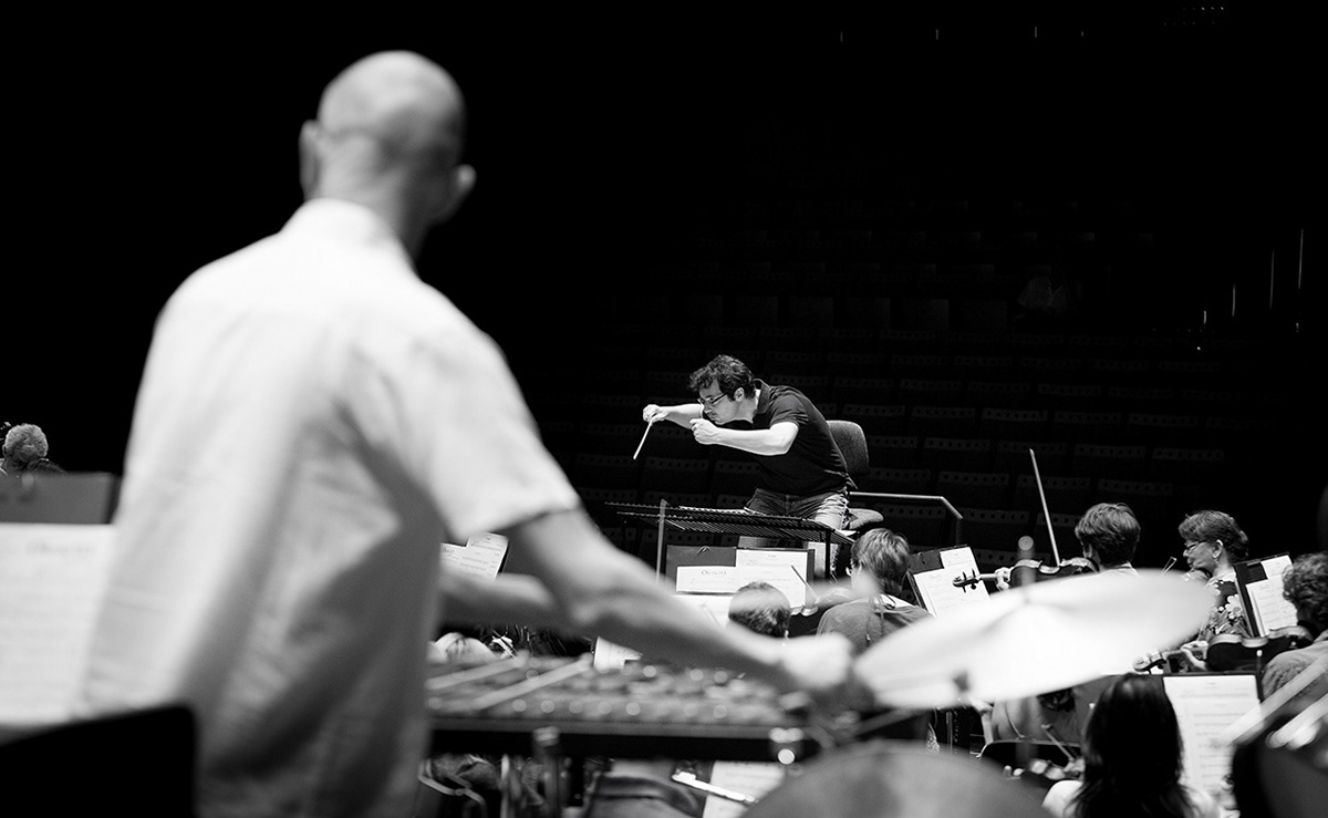 Fernando Velázquez conducting Real Orquesta Sinfónica de Sevilla