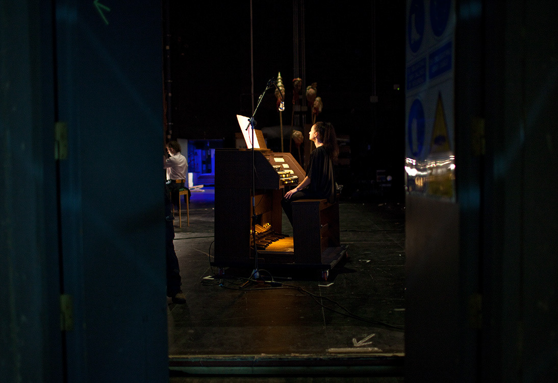 Tatiana Postnikova, playing organ behind curtain