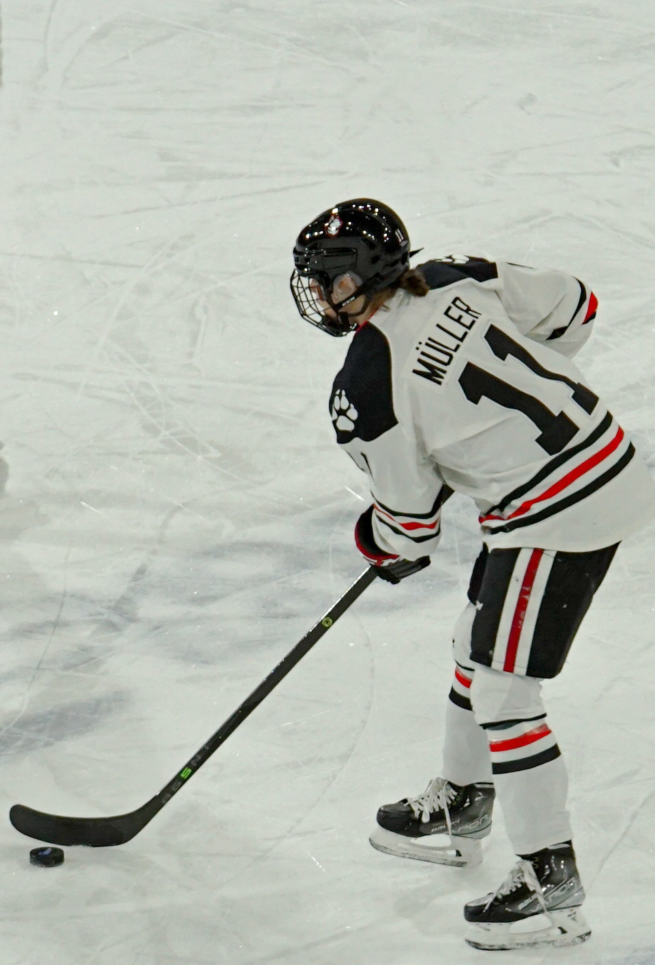 #11 Alina Mueller gets ready to pass the puck.