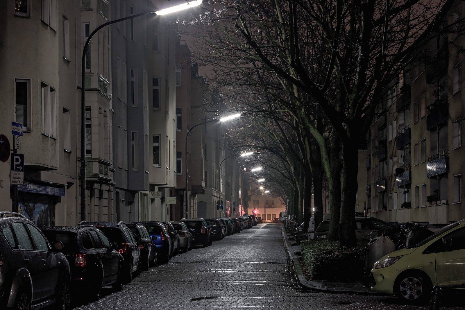 Krefelder Wall, aufgenommen Ecke Prälat-Otto-Müller-Platz, Blick Richtung Krefelder Straße