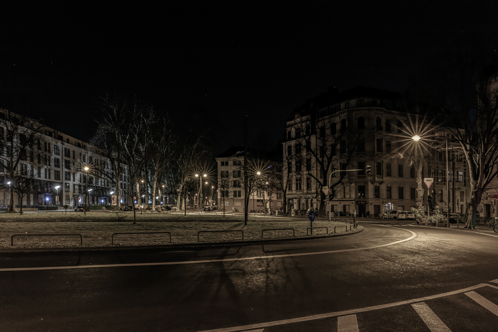 Eifelplatz, aufgenommen Ecke Volksgartenstraße, Blick Richtung Moselstraße