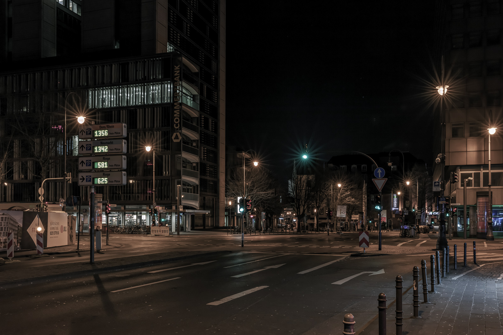 Friesenplatz, aufgenommen Ecke Hohenzollernring, Blick Richtung Dom