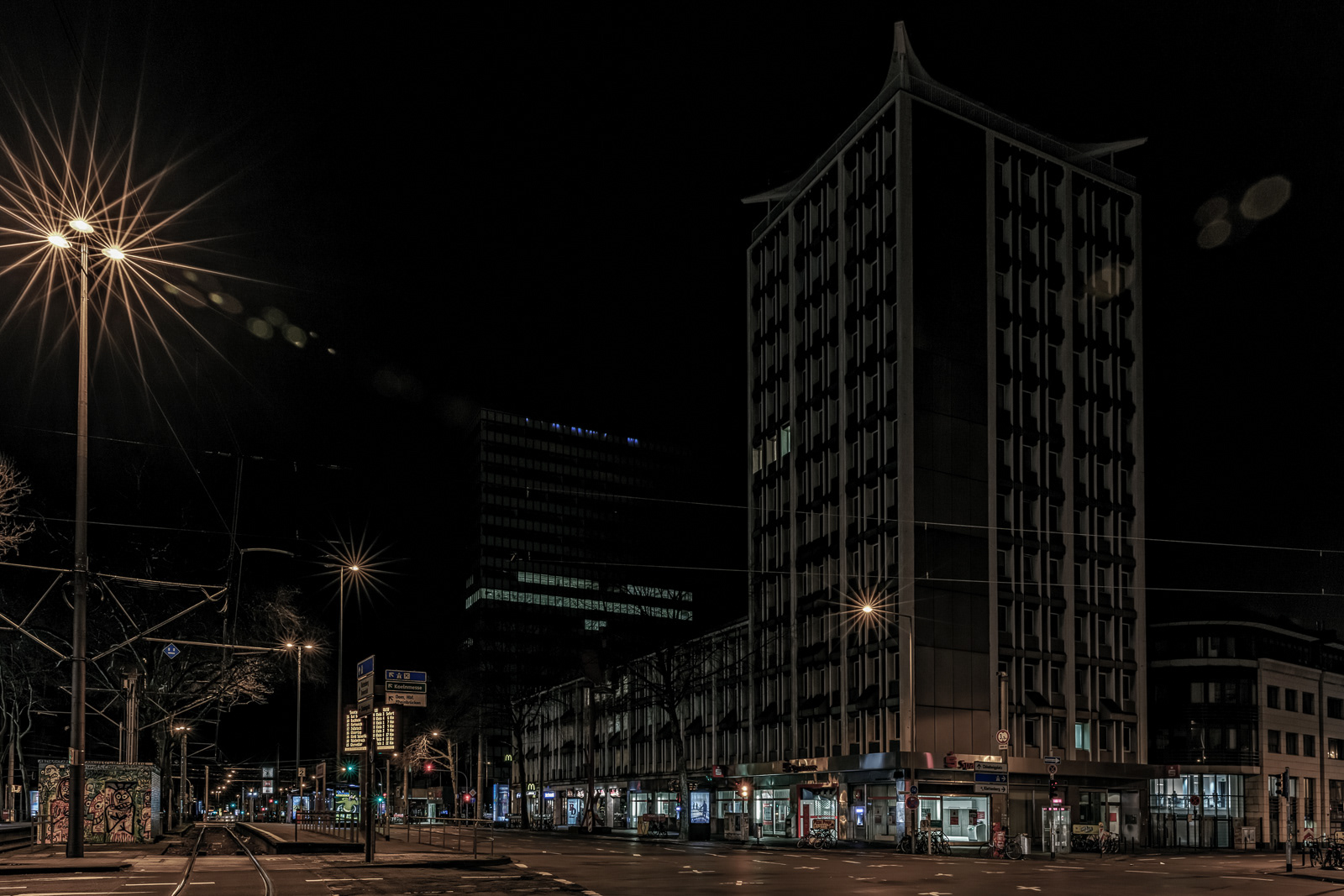 Barbarossaplatz, aufgenommen Ecke Hohenstaufenring, Blick Richtung Salierring