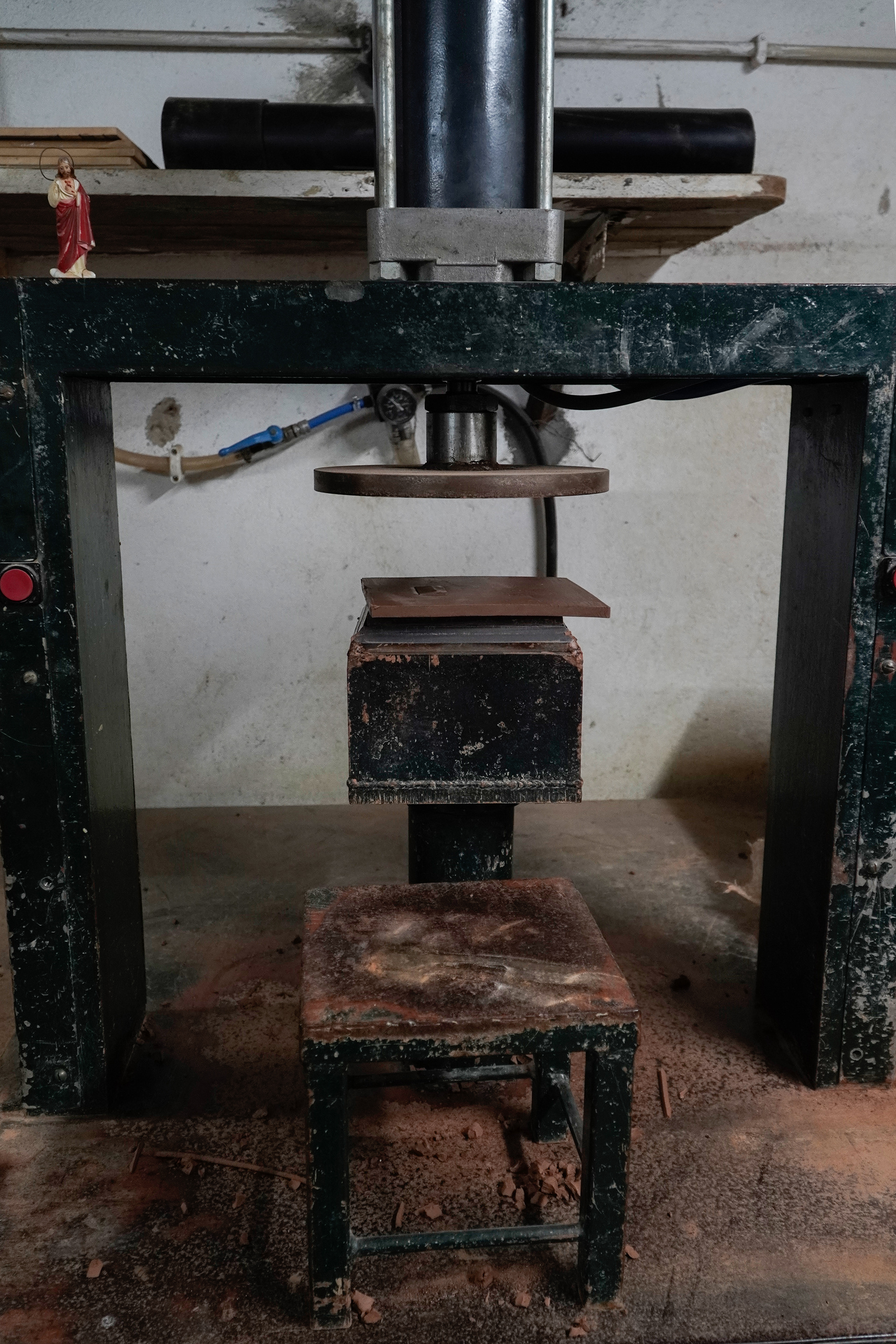 A prensa é usada para pressionar o barro até este ter 8 milímetros de espessura, a medida padrão dos azulejos artesanais. É também onde é “carimbada” a marca da empresa.
