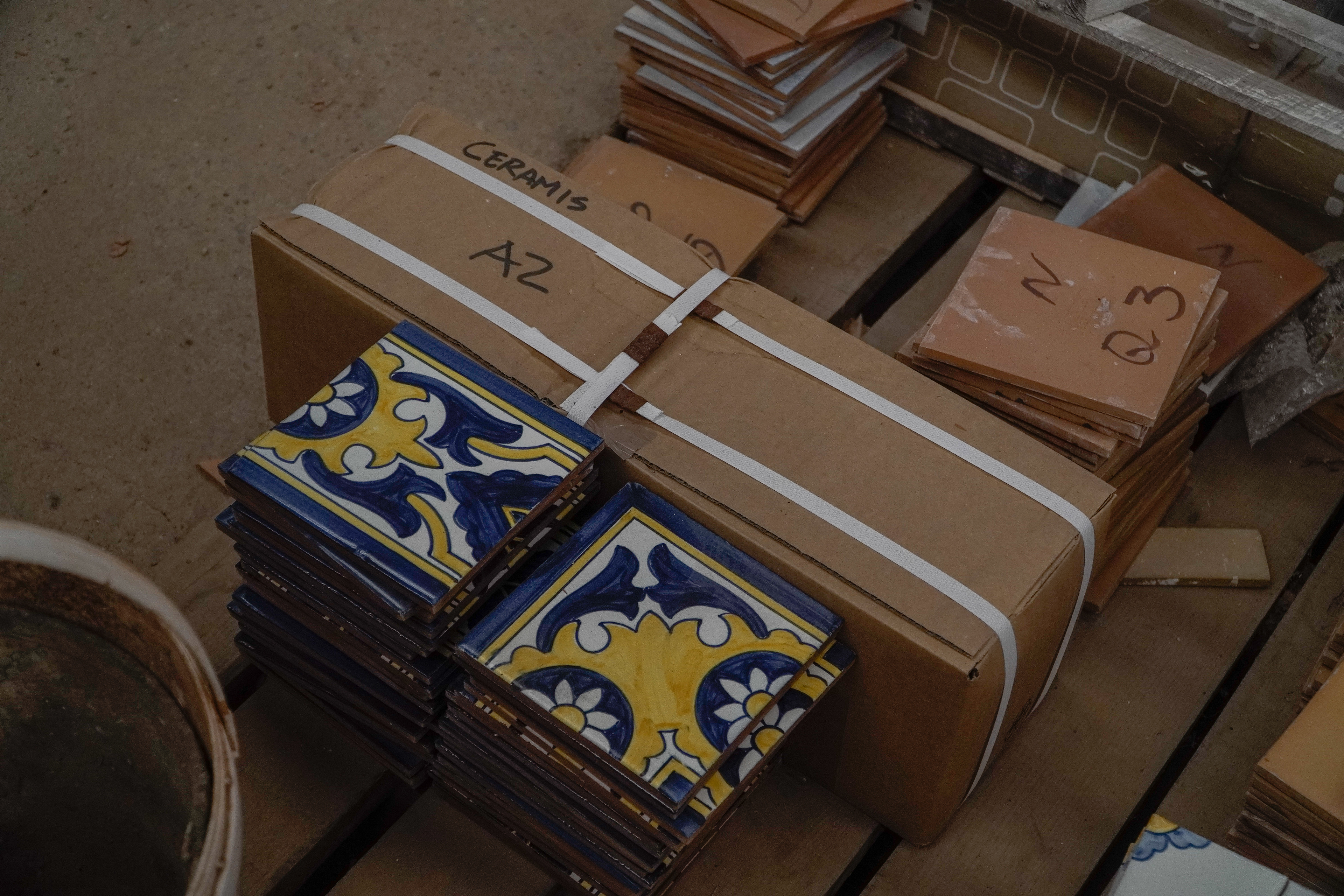 Os azulejos terminados são colocados em caixas identificadas com nome do cliente.