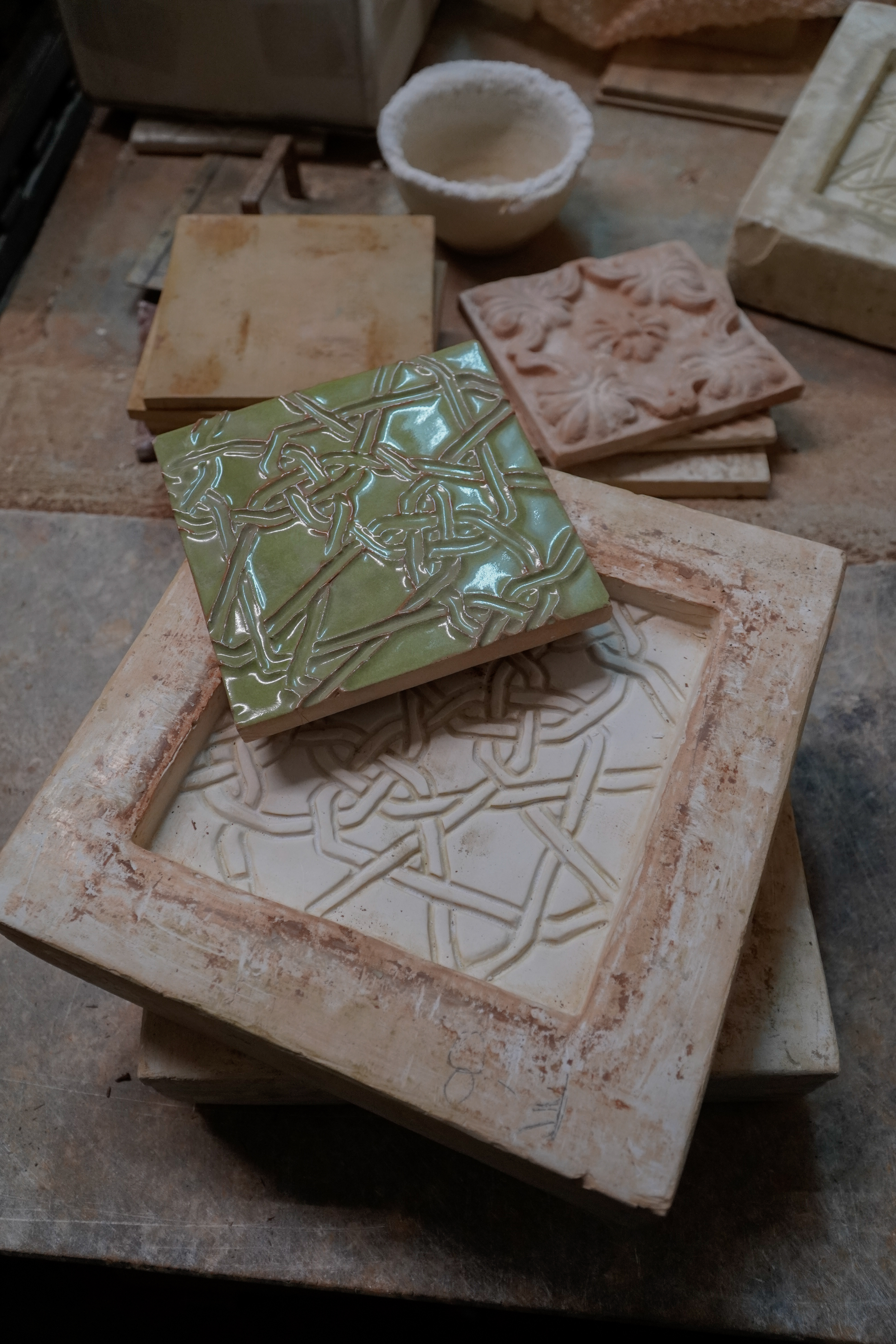 Nos azulejos de relevo, as "bolachas" são estendidas com um rolo da massa e cortadas manualmente em quadrado, que é depois pressionado no molde escolhido pelo cliente.