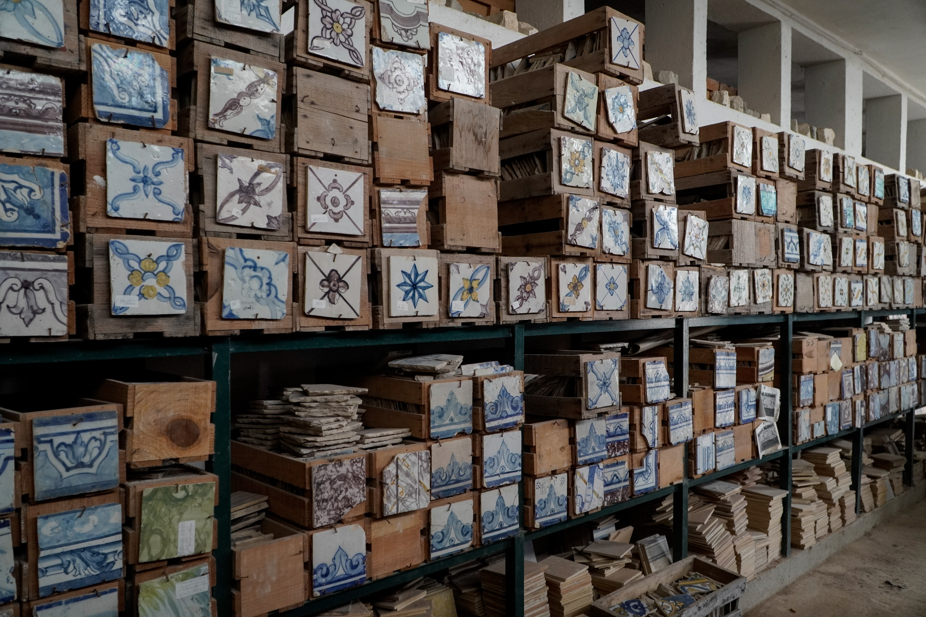 No corredor da fábrica, estão vários azulejos em exposição