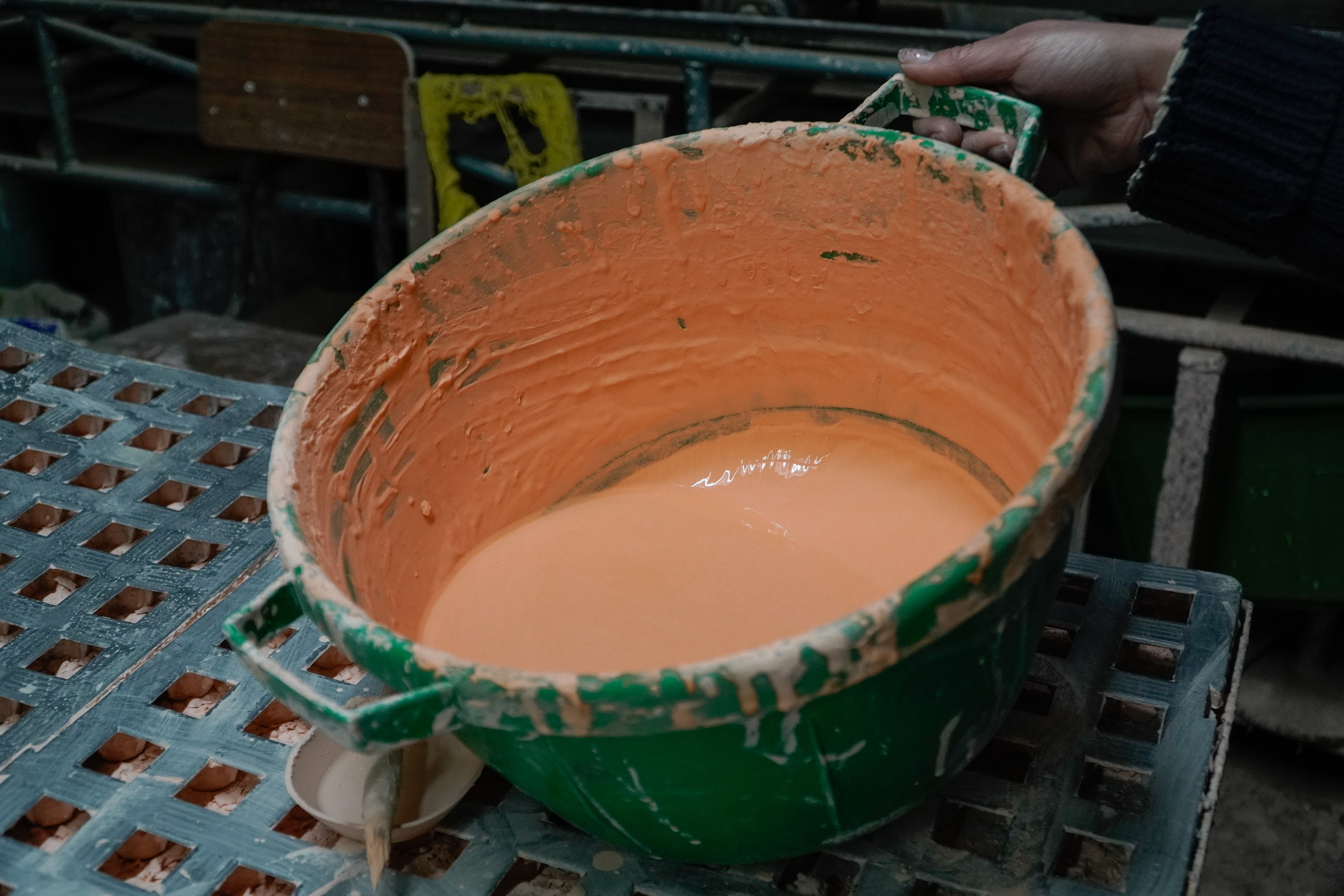 Numa das faces dos cachotes é aplicado manualmente vidro branco, para que possam ser pintados