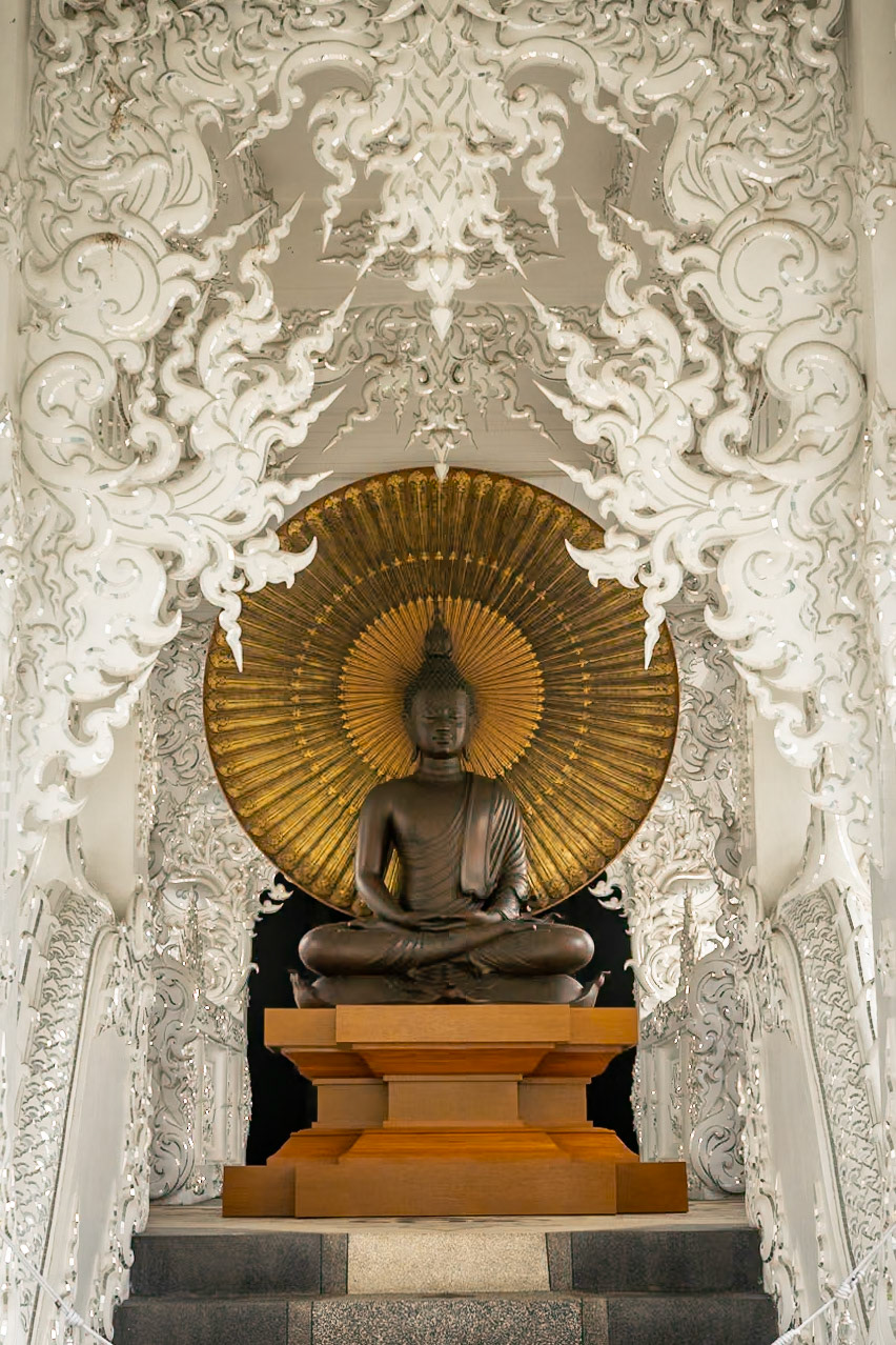 Estátua de Buda no Templo Branco de Chiang Rai, na Tailândia