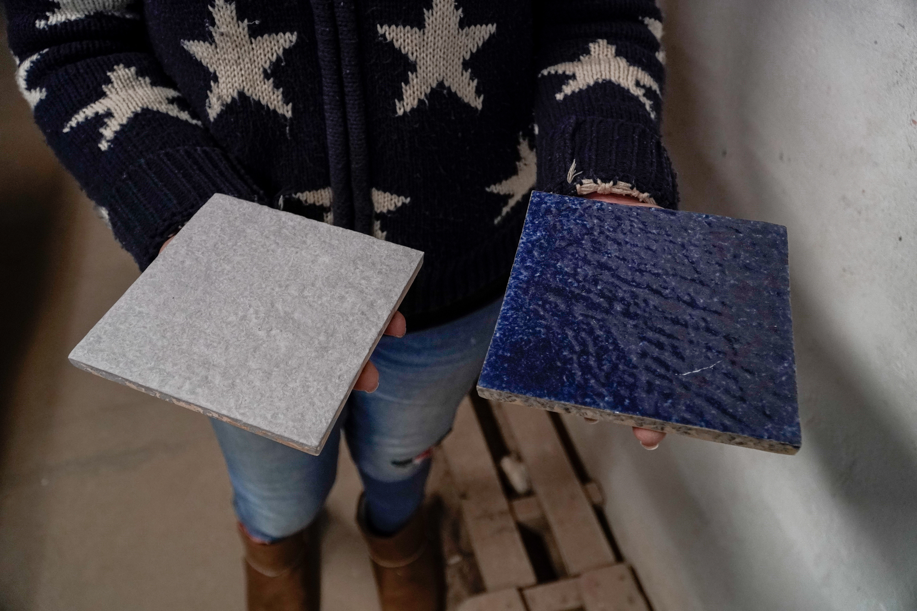 À esquerda está um azulejo esponjado a azul antes de ir ao forno. À direita está o resultado final, após o azulejo ir ao forno.