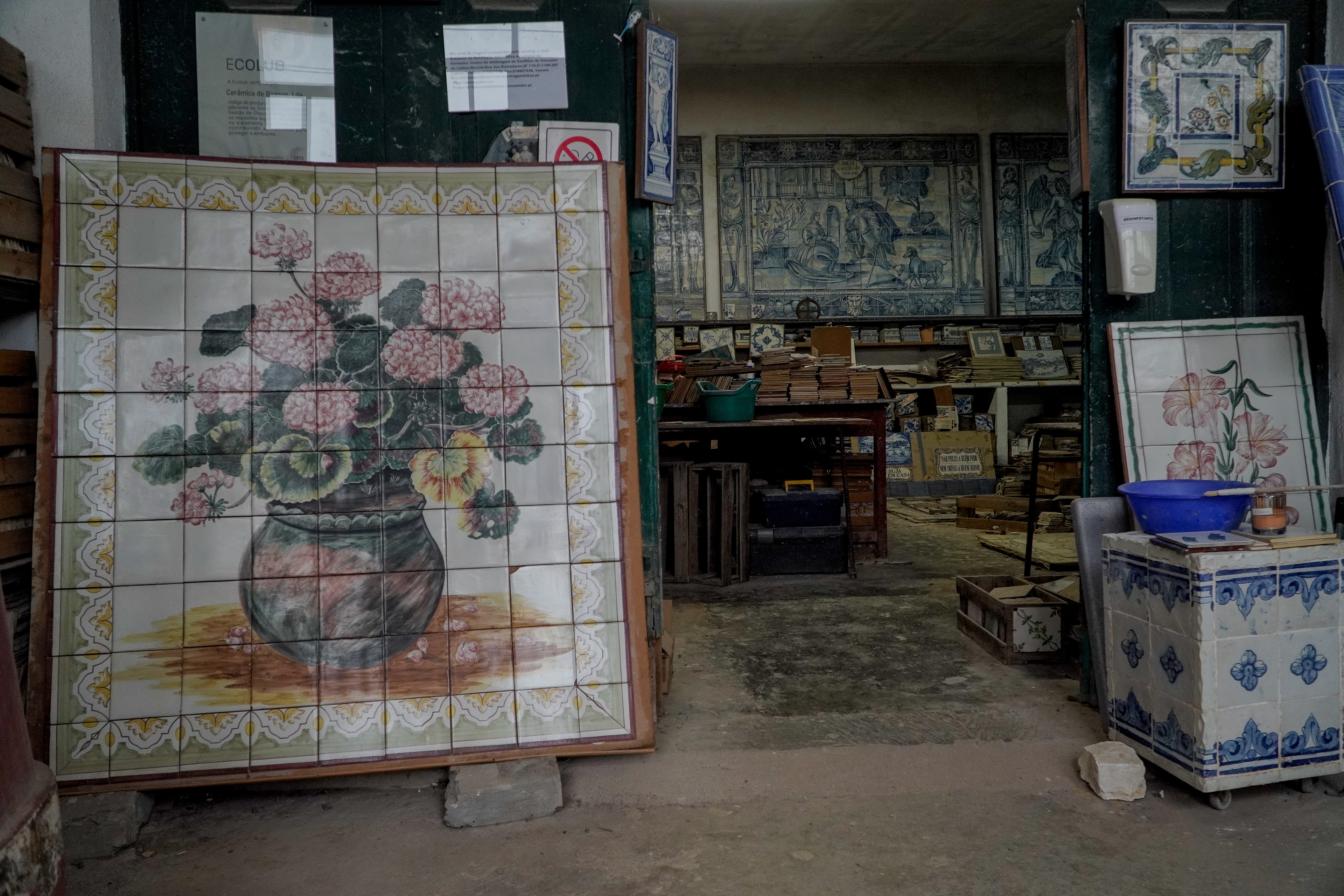 Uma das salas da fábrica está reservada para a esposição de vários painéis antigos, datados do século XVII e XVIII