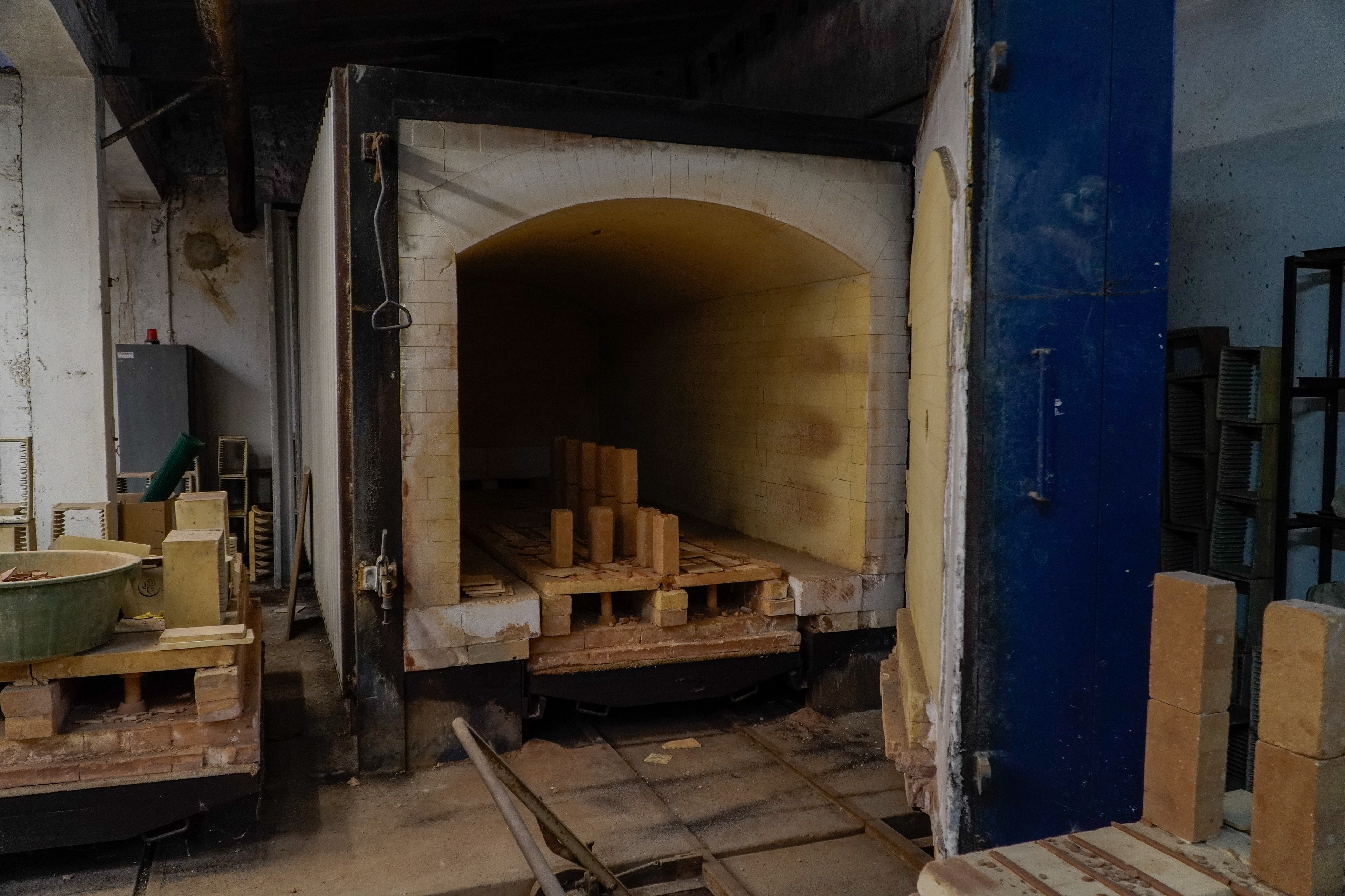 Depois de cozido durante 24 horas a 1100o C, o barro transforma-se em cachote. Este forno tem capacidade para 15.000 chacotes ou 5.000 azulejos pintados. São precisas 24h para poder abrir a sua porta em segurança.