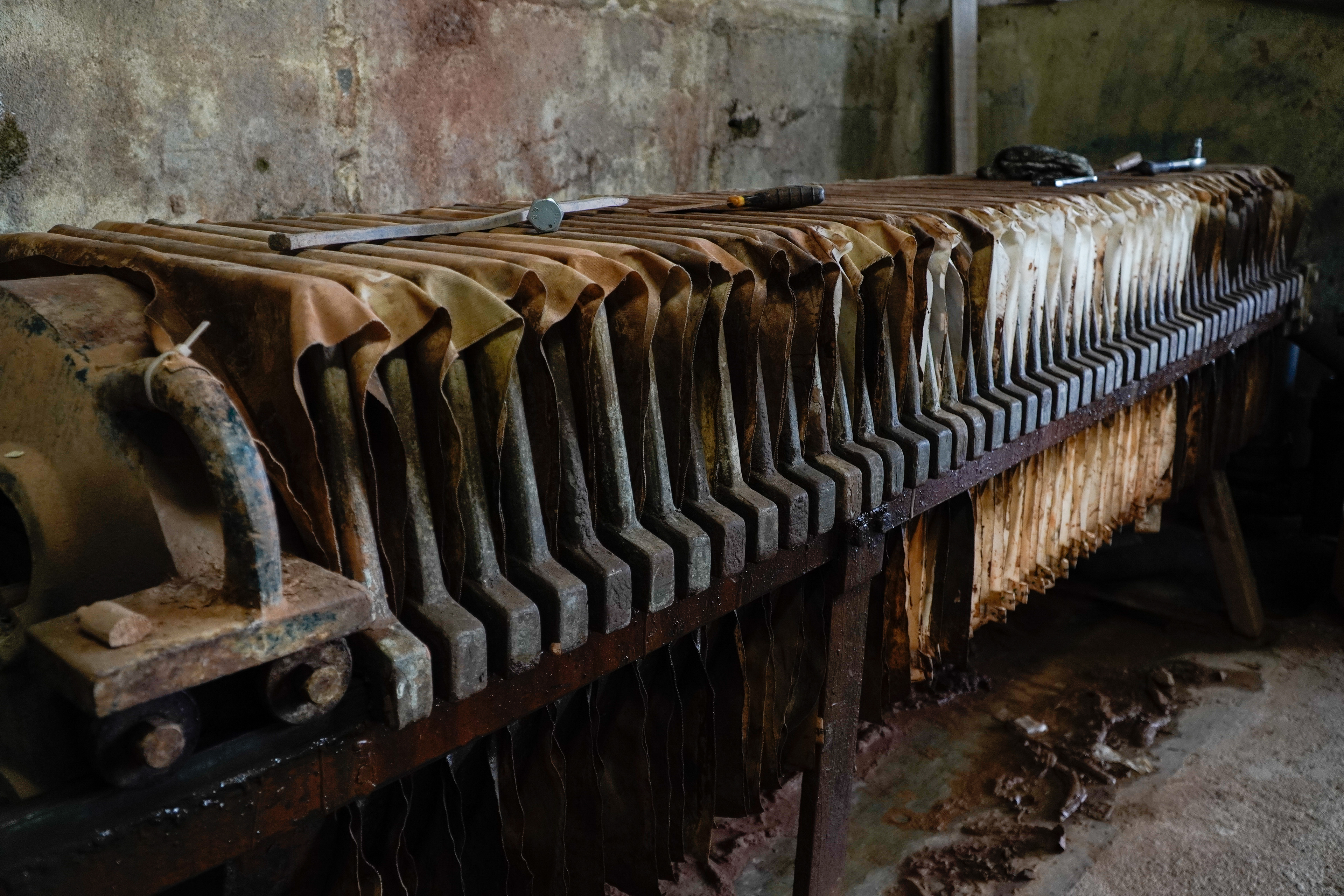 Depois de feita uma mistura do barro vermelho com o barro branco numa misturadora com água fria, o composto líquido é ejectado para uma máquina que o pressiona durante 4 horas para expelir o máximo de água possível. Após esse tempo, o barro fica em forma de "bolacha". 