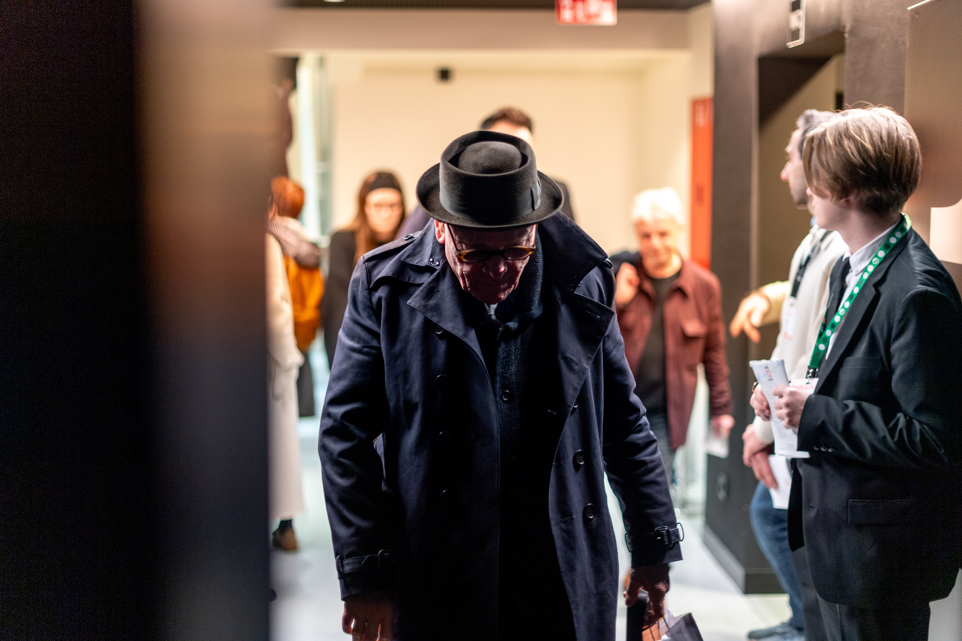 tcheky karyo rentrant dans la salle du Plaza art