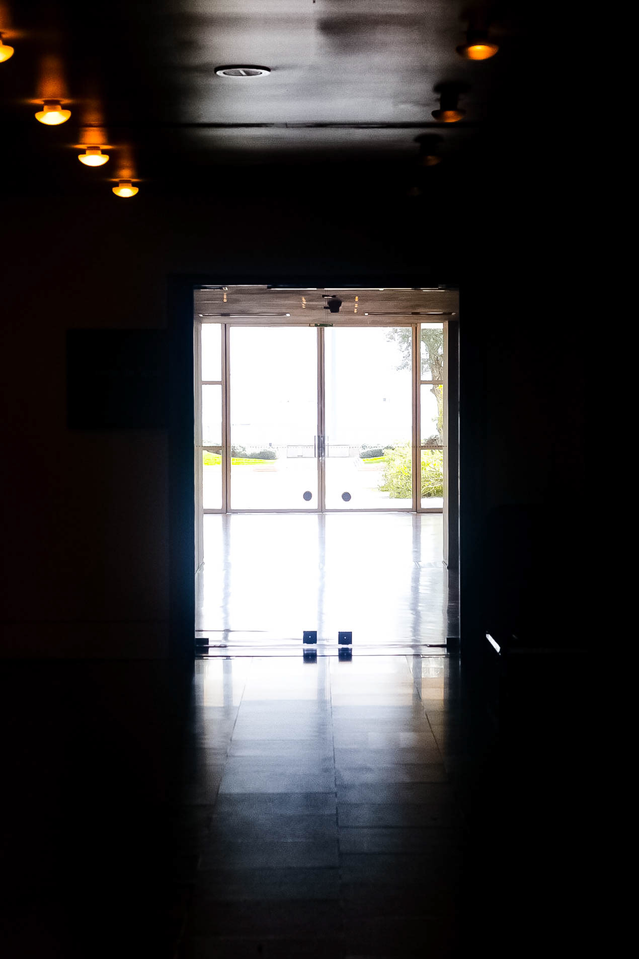 Contemporânea - Light at the End of a Corridor.