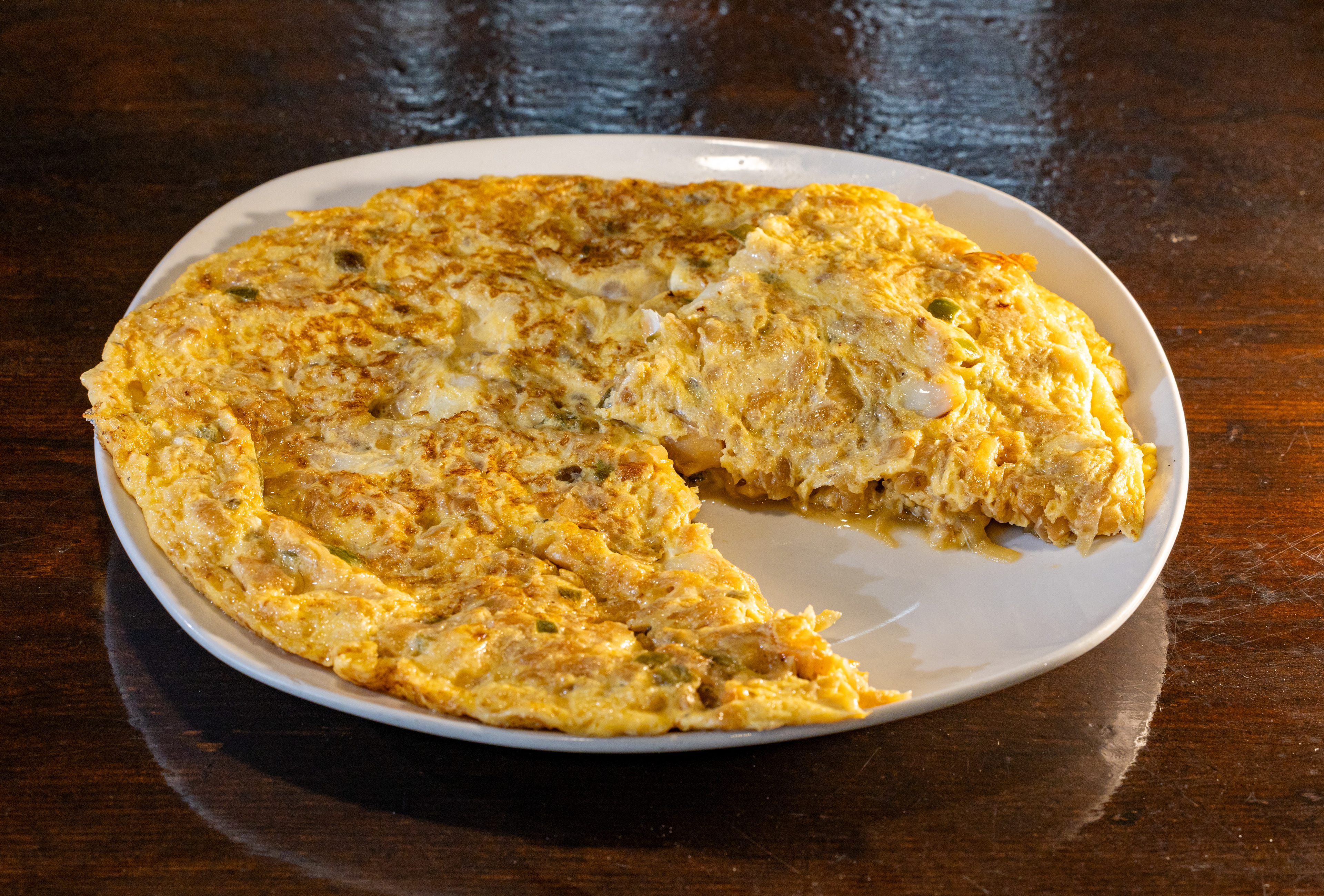 Tortilla de bacalao y cebolla pochada