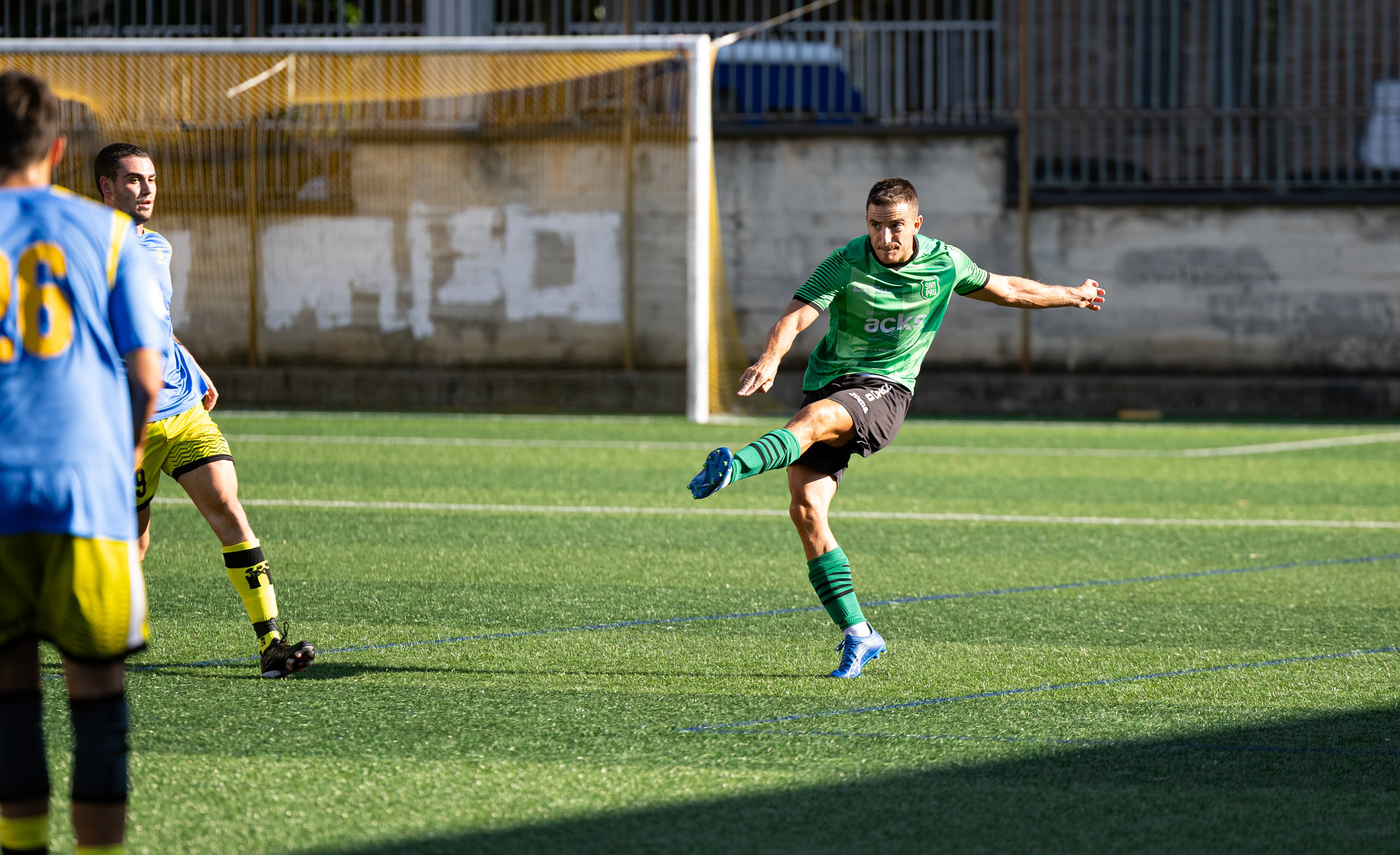 Jugador defensa pasando el balon
