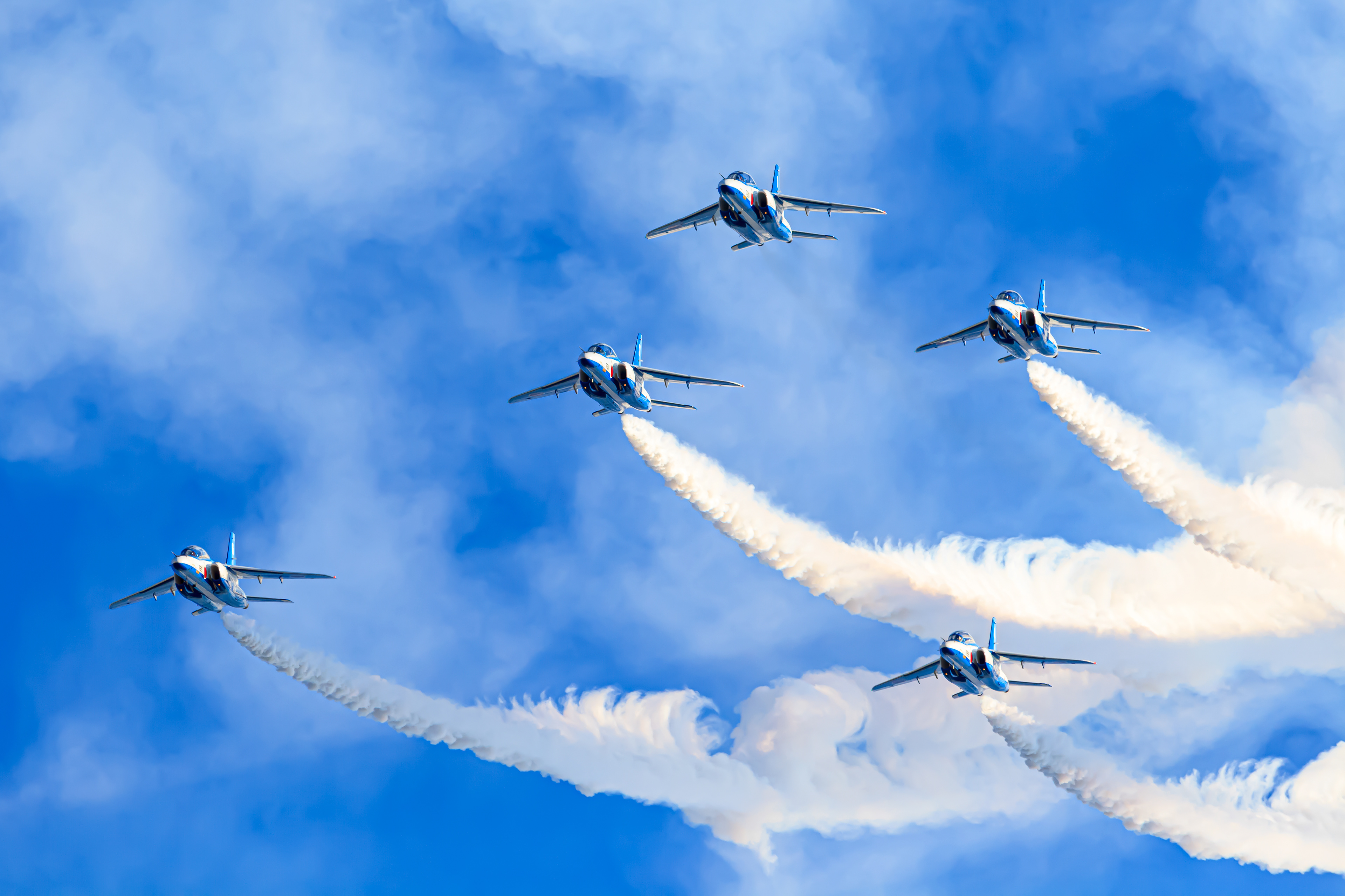 ブルーインパルスによるフェニックスループ② （2016.11.03 入間基地航空祭にて撮影）  body: Canon EOS 5D MarkII lens: Canon EF300mm f/2.8L USM + EXTENDER EF1.4 data: ISO 200 , f/5.6 , 1/1600sec